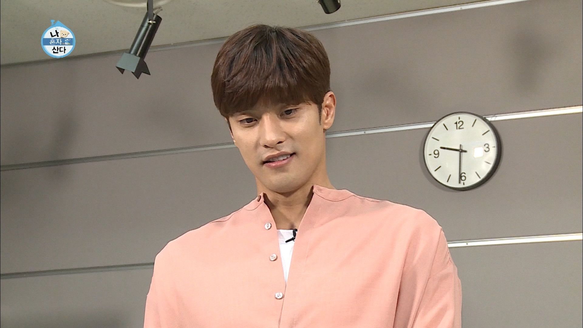 I Live Alone background