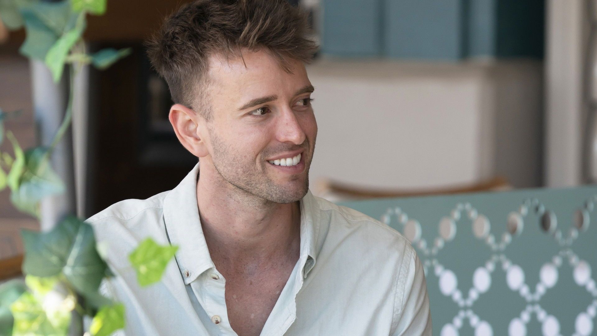 Love Triangle (AU) background