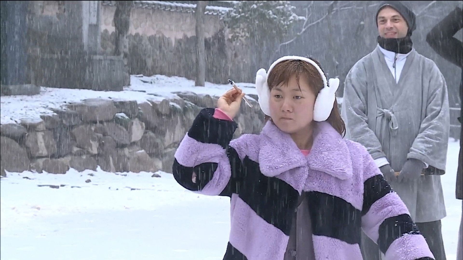 I Live Alone background