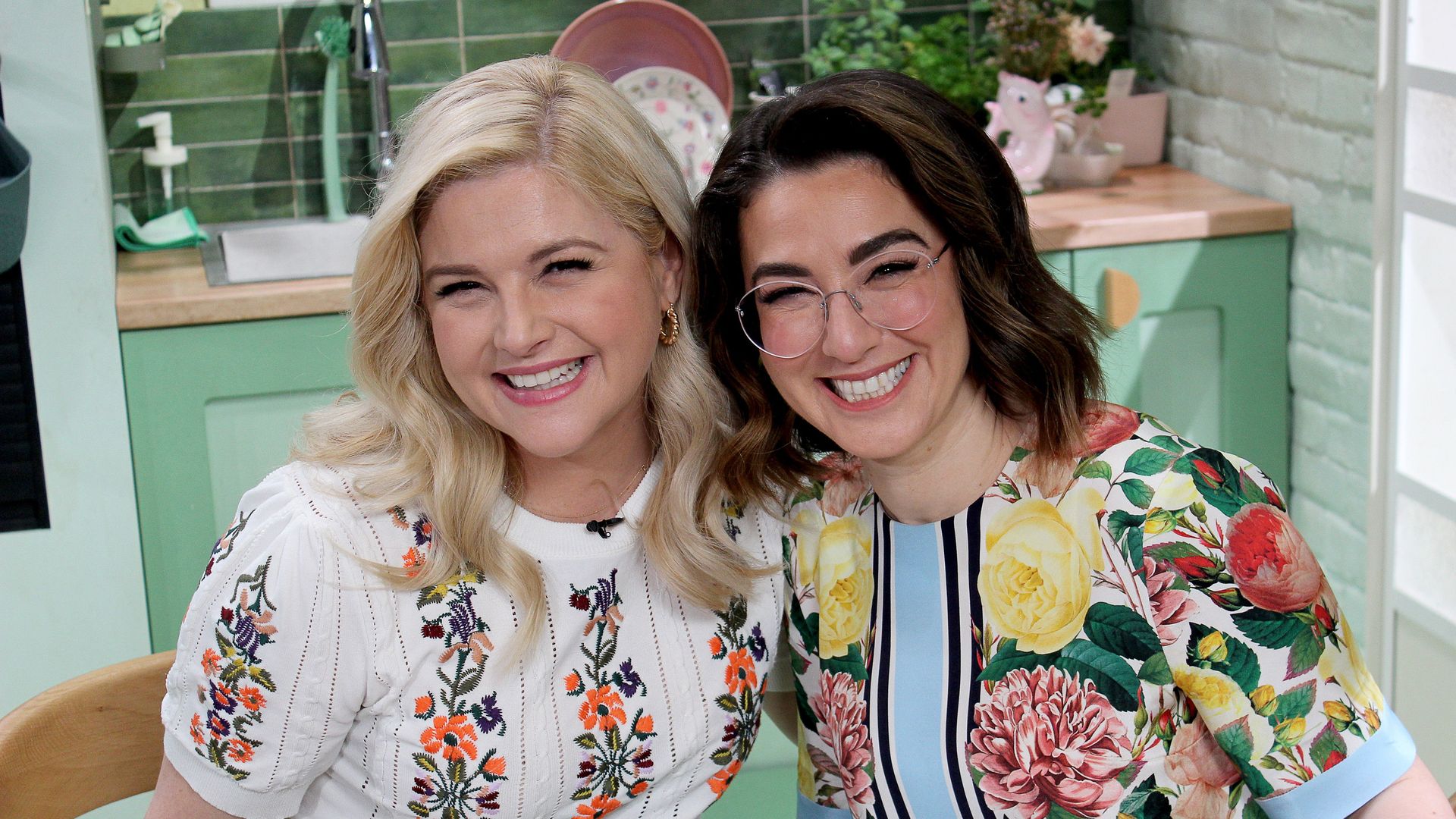 A Bite to Eat with Alice background