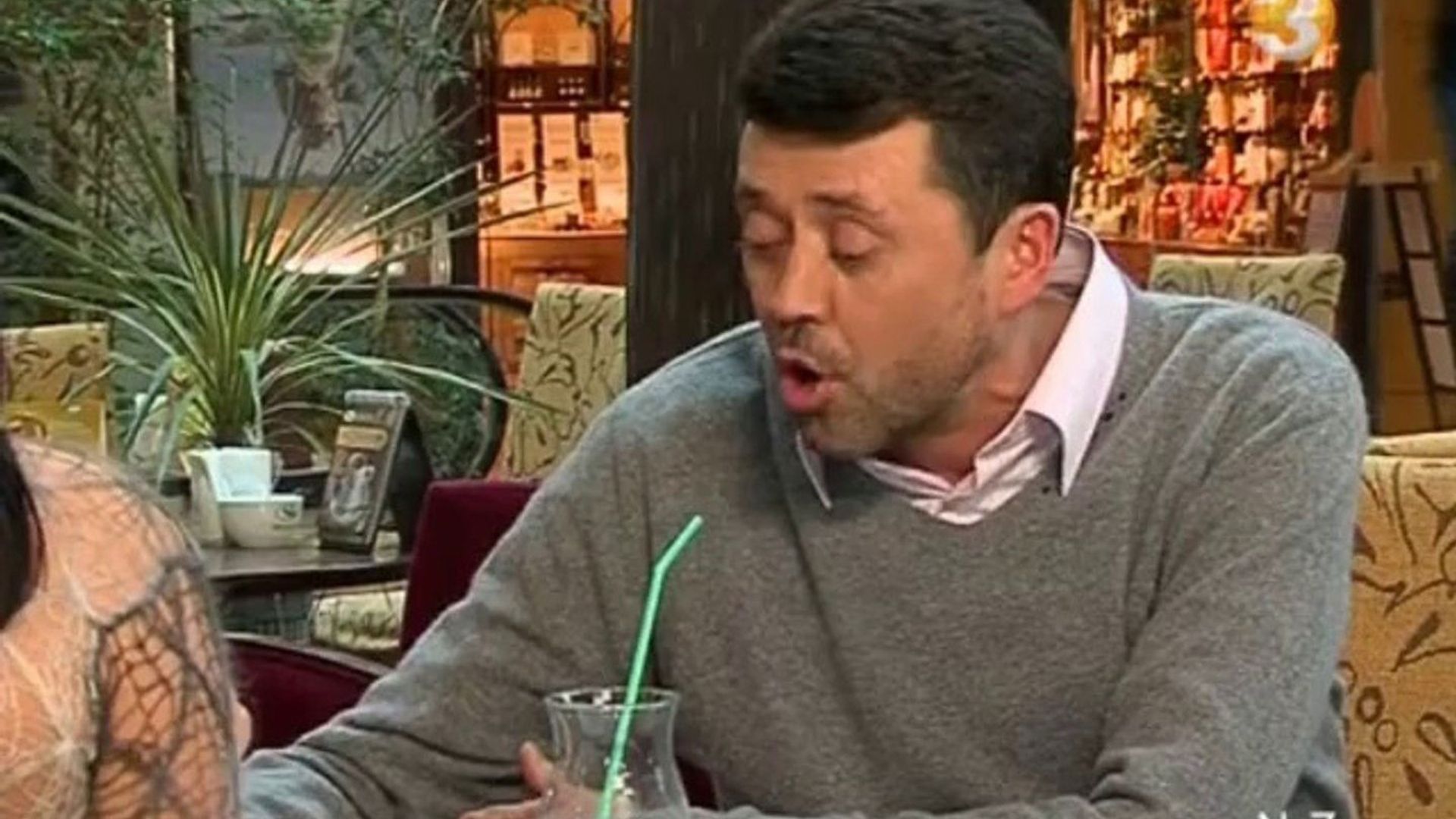 Women lie better background