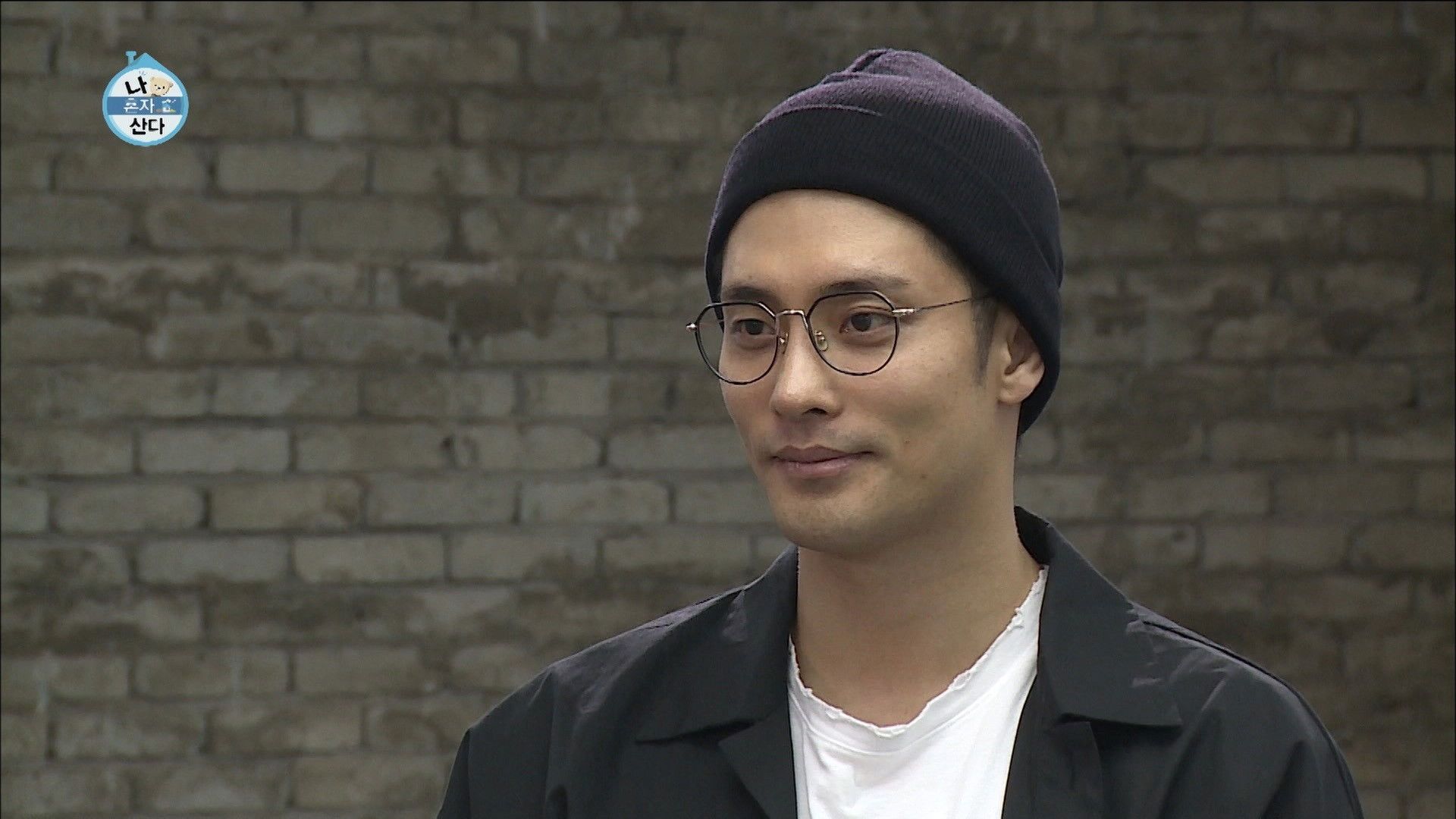 I Live Alone background