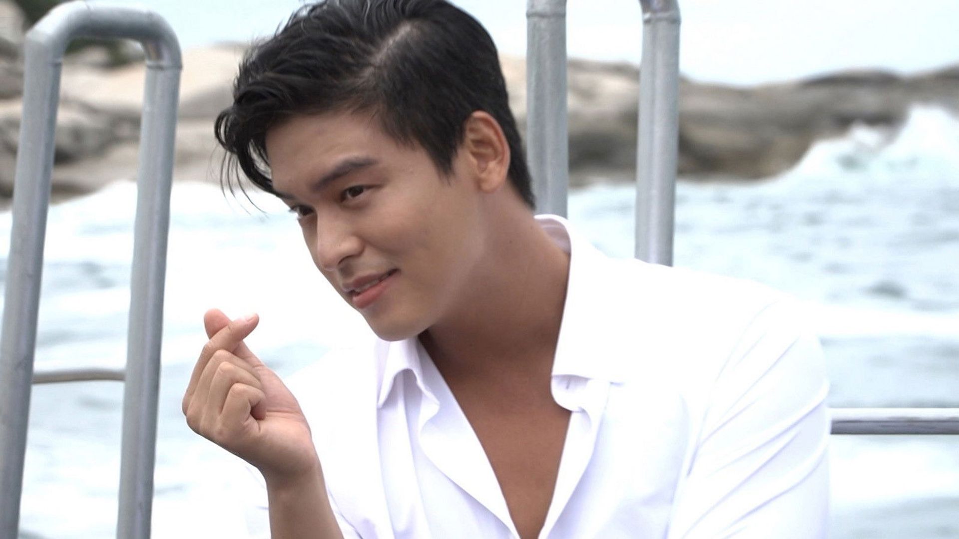 I Live Alone background