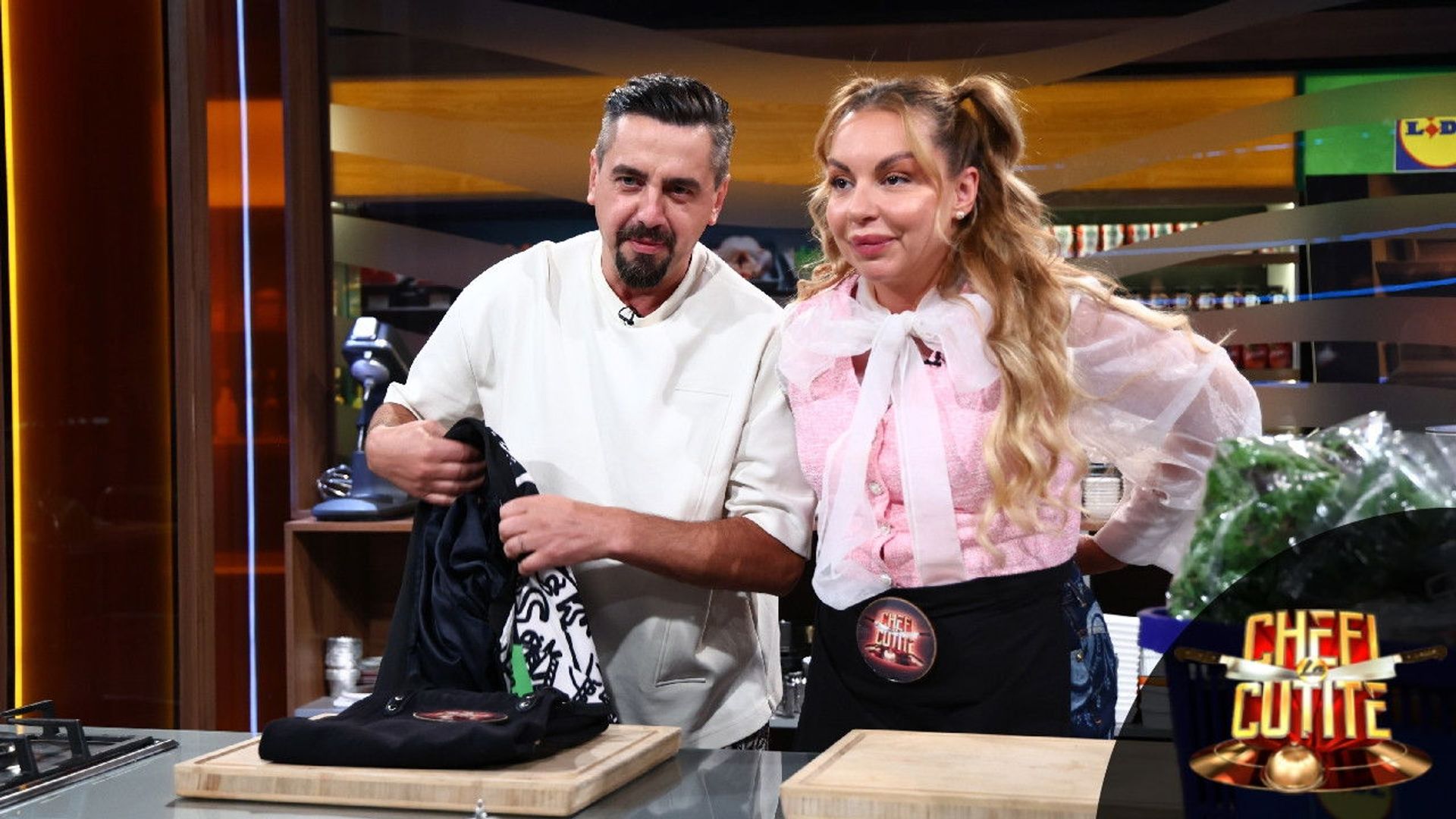 Chefi la Cutite background