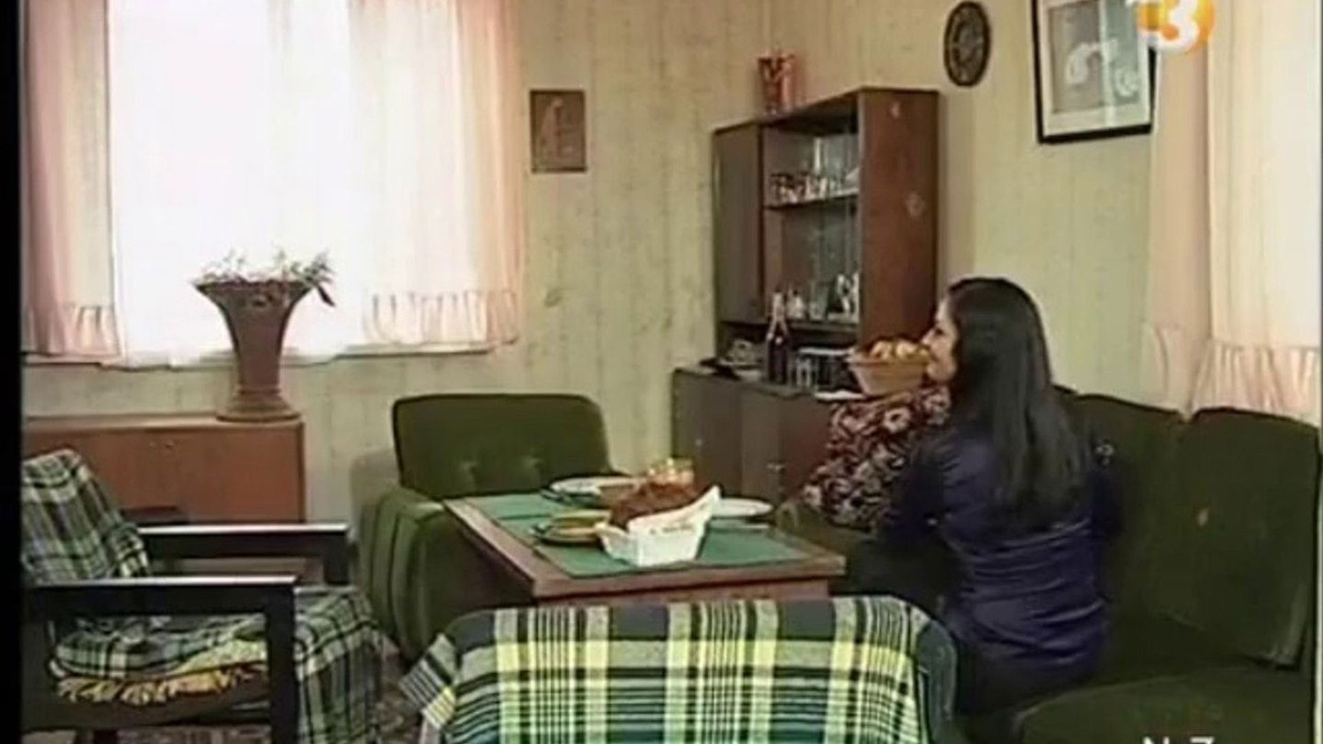 Women lie better background