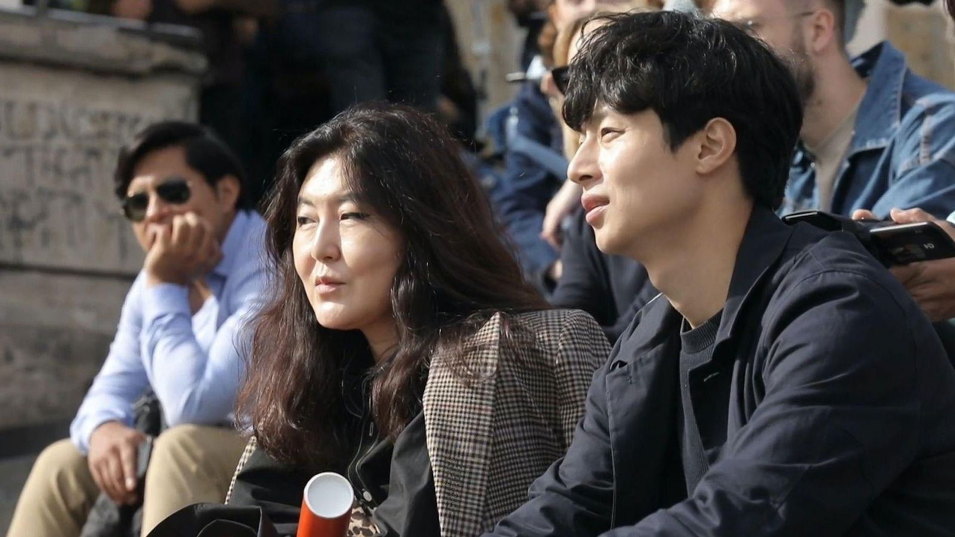 I Live Alone background