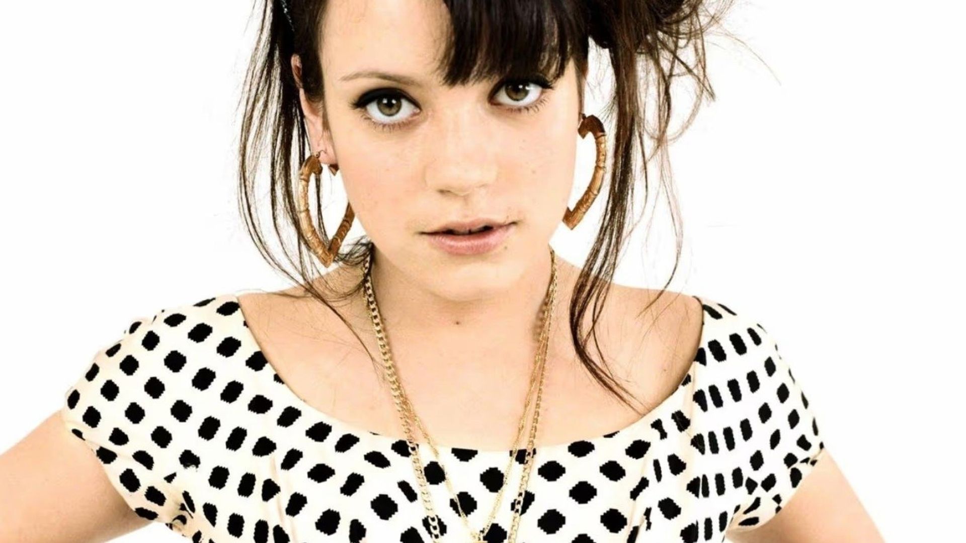 Lily Allen: From Riches to Rags background