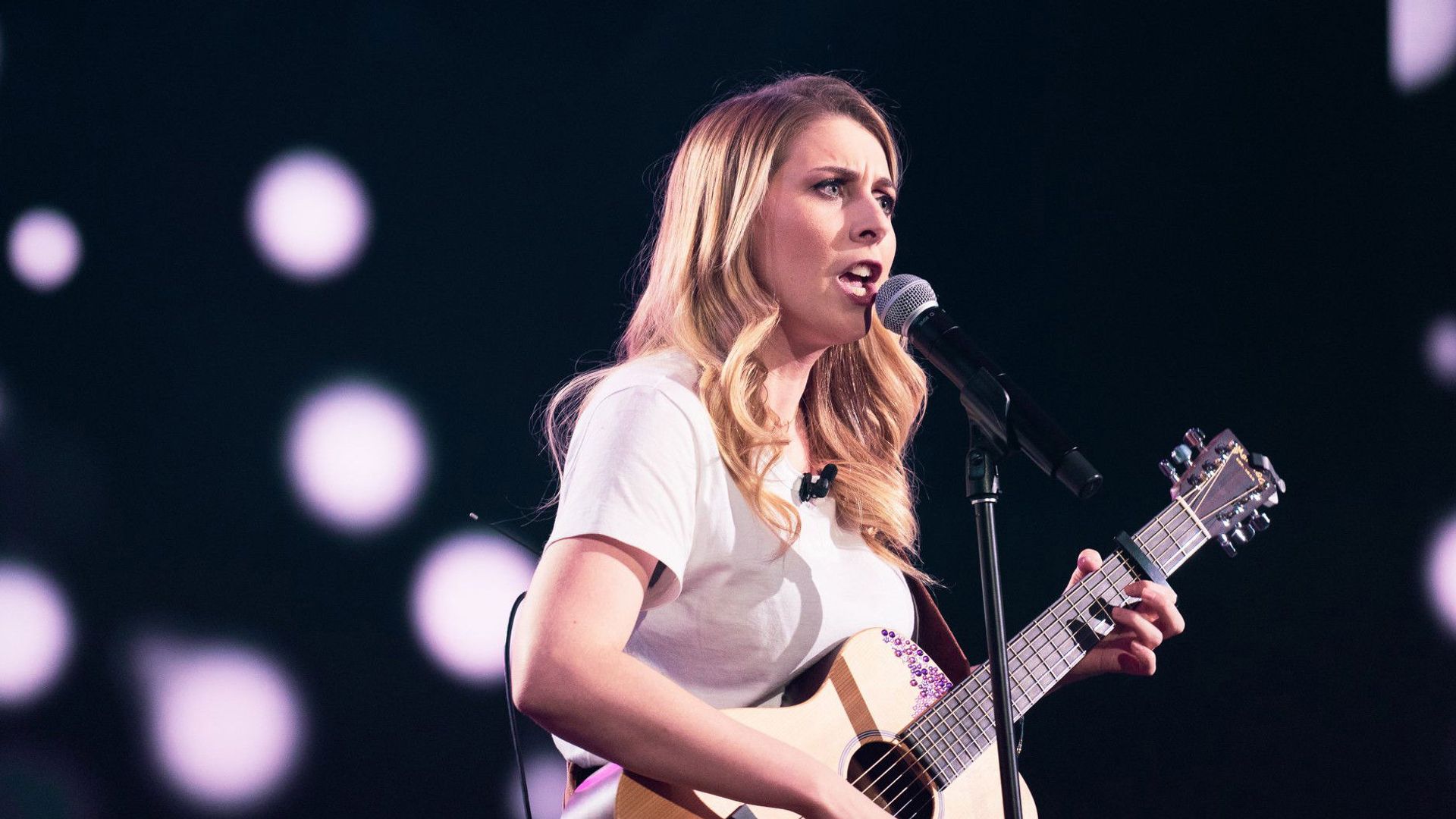 La Semaine des 4 Julie background