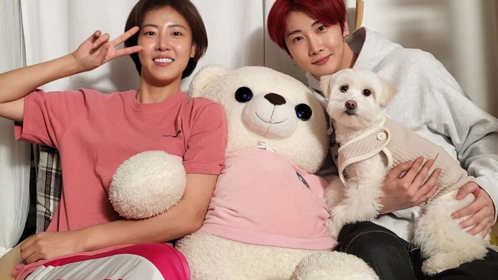 I Live Alone background