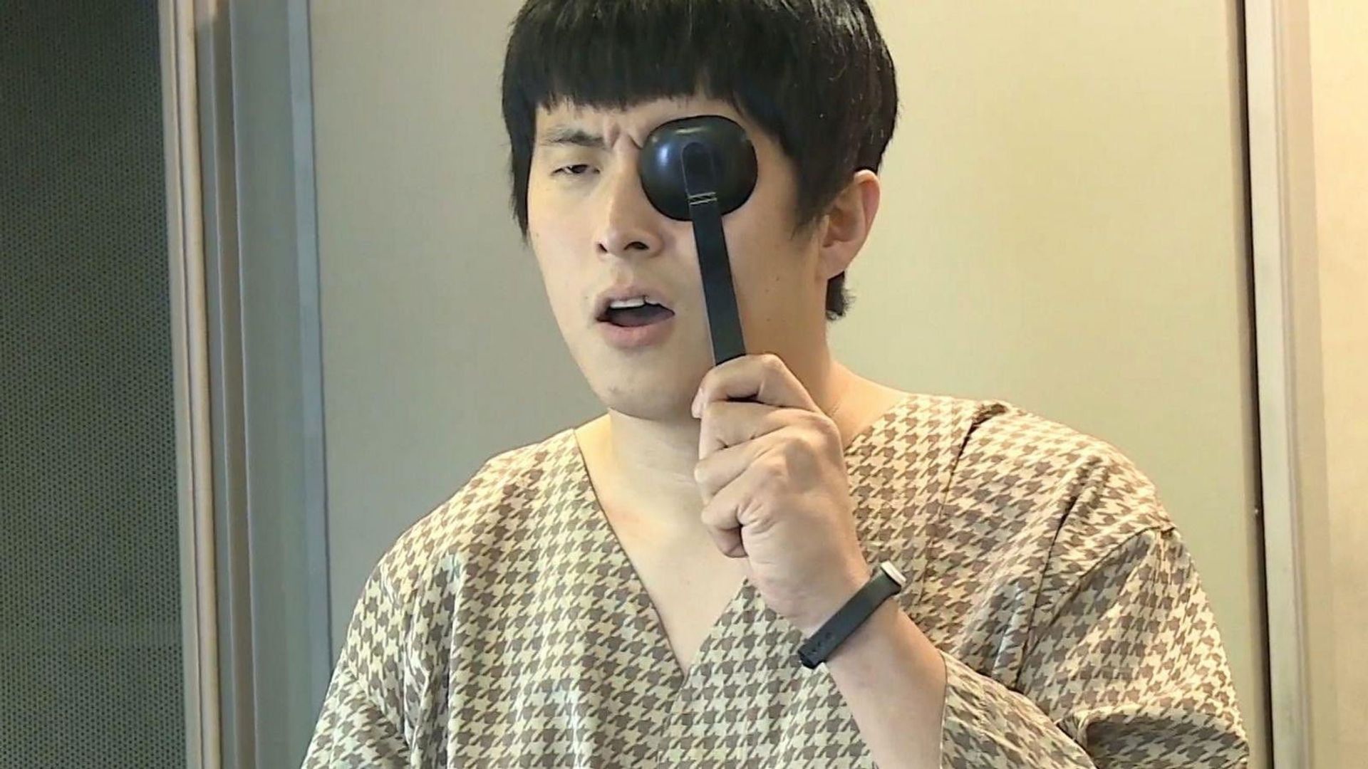 I Live Alone background