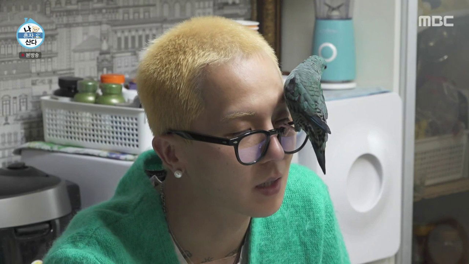 I Live Alone background