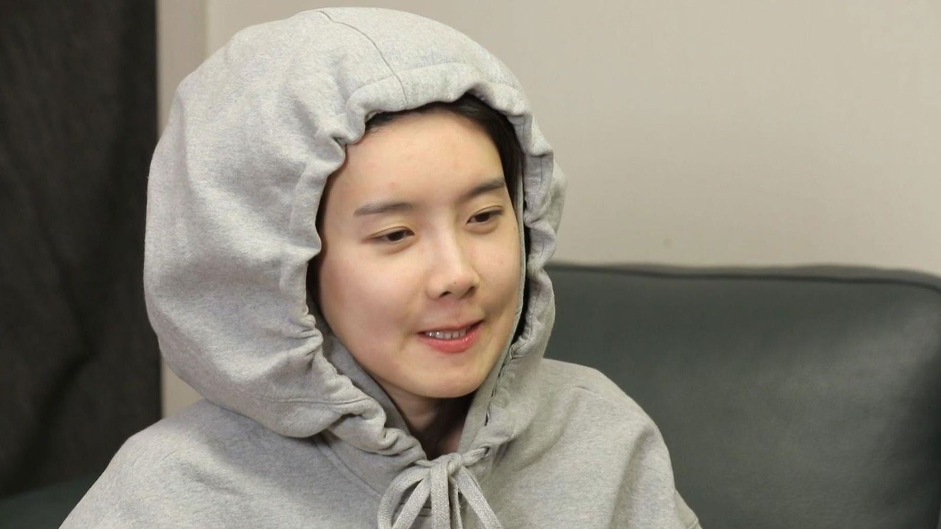 I Live Alone background