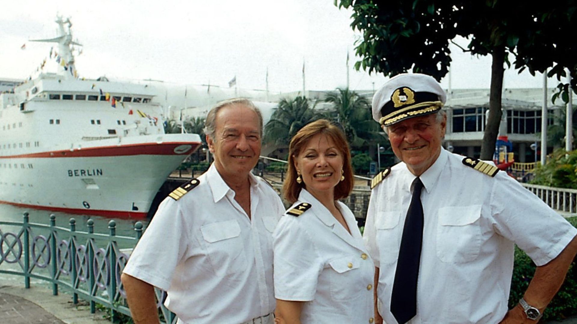 Das Traumschiff background