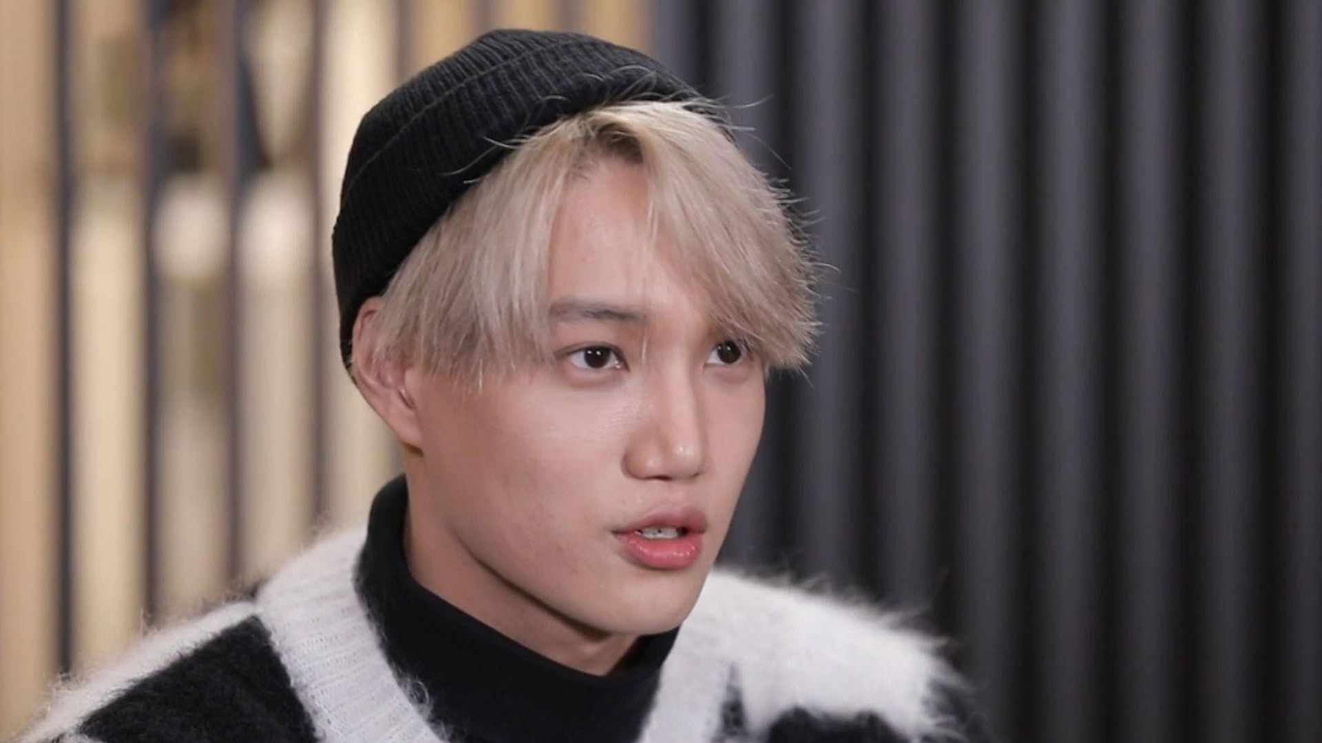 I Live Alone background