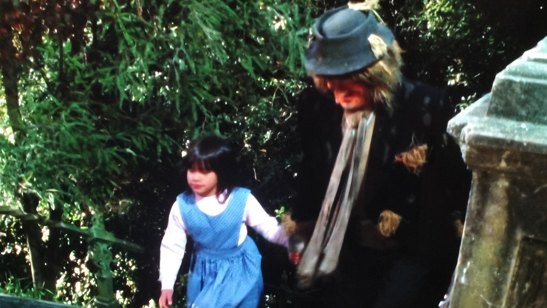 Worzel Gummidge Down Under background