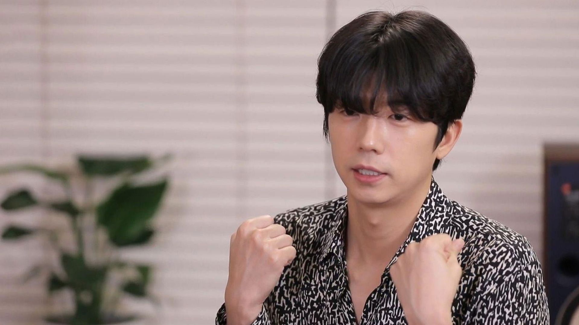 I Live Alone background