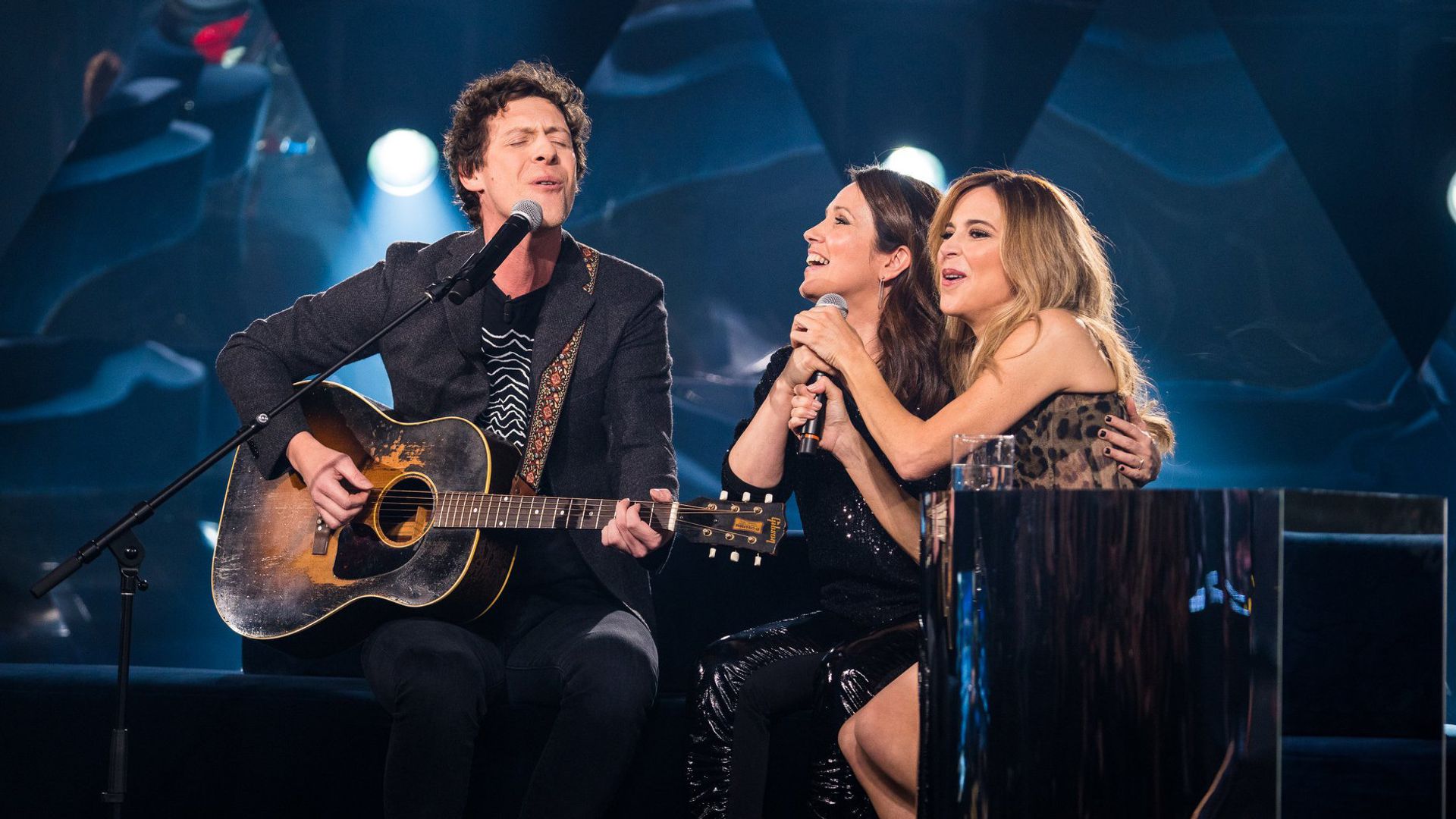 La Semaine des 4 Julie background