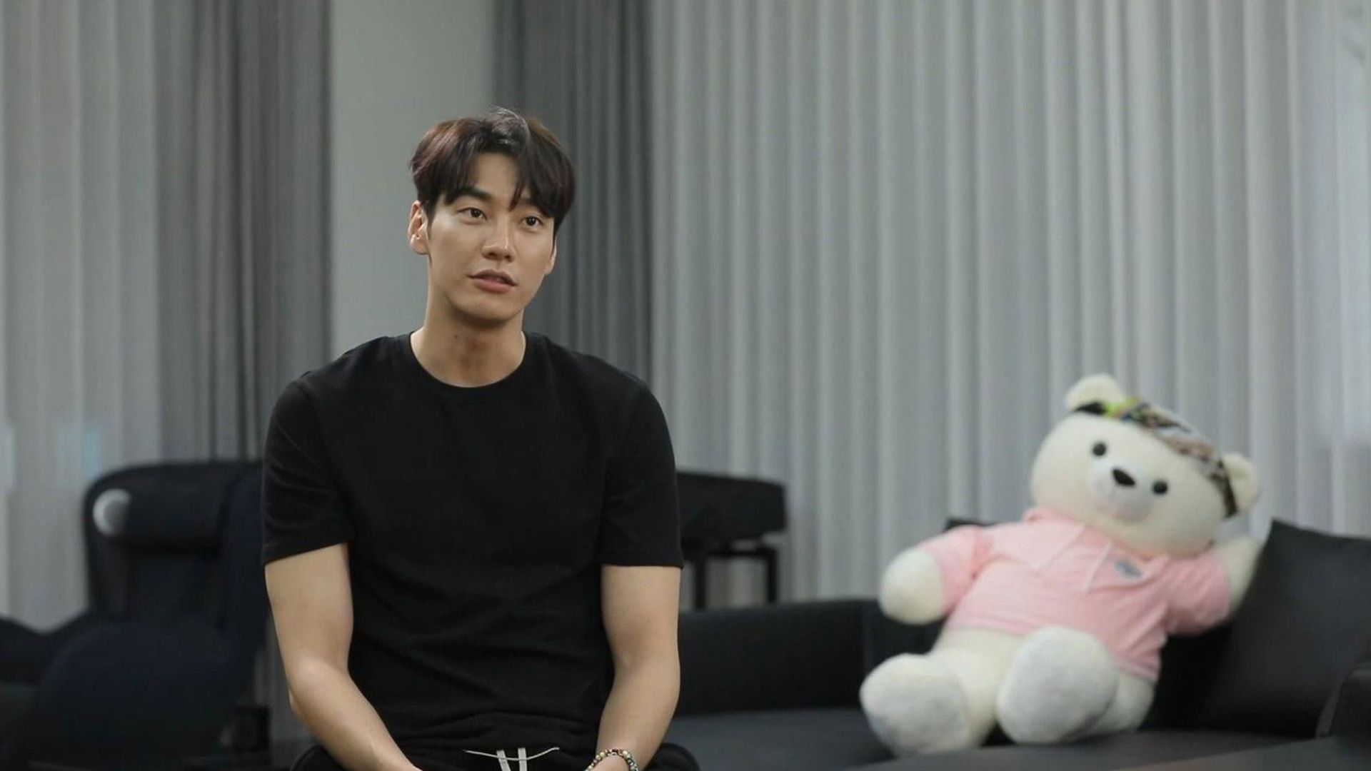 I Live Alone background