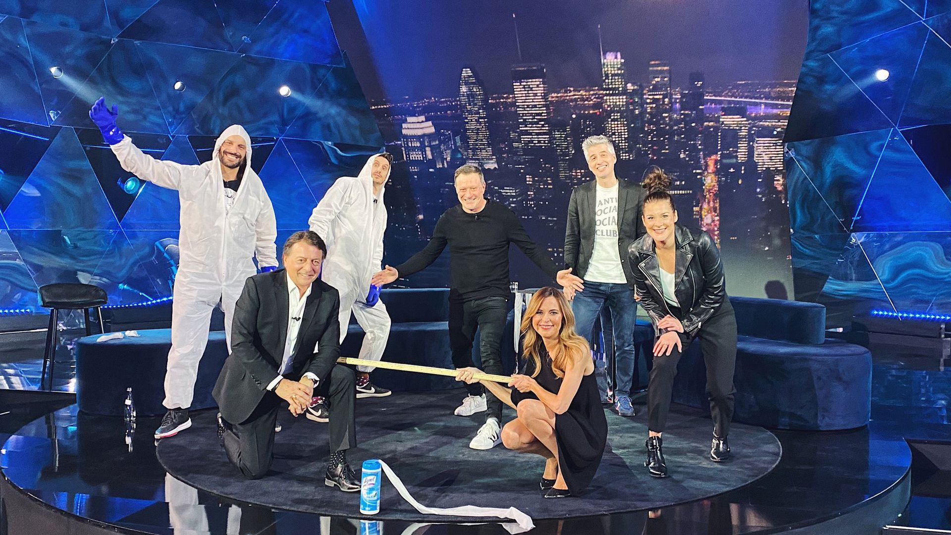 La Semaine des 4 Julie background