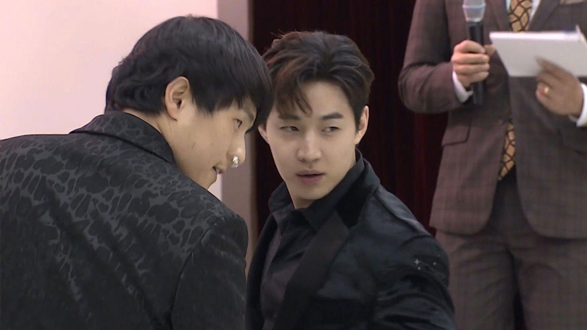 I Live Alone background