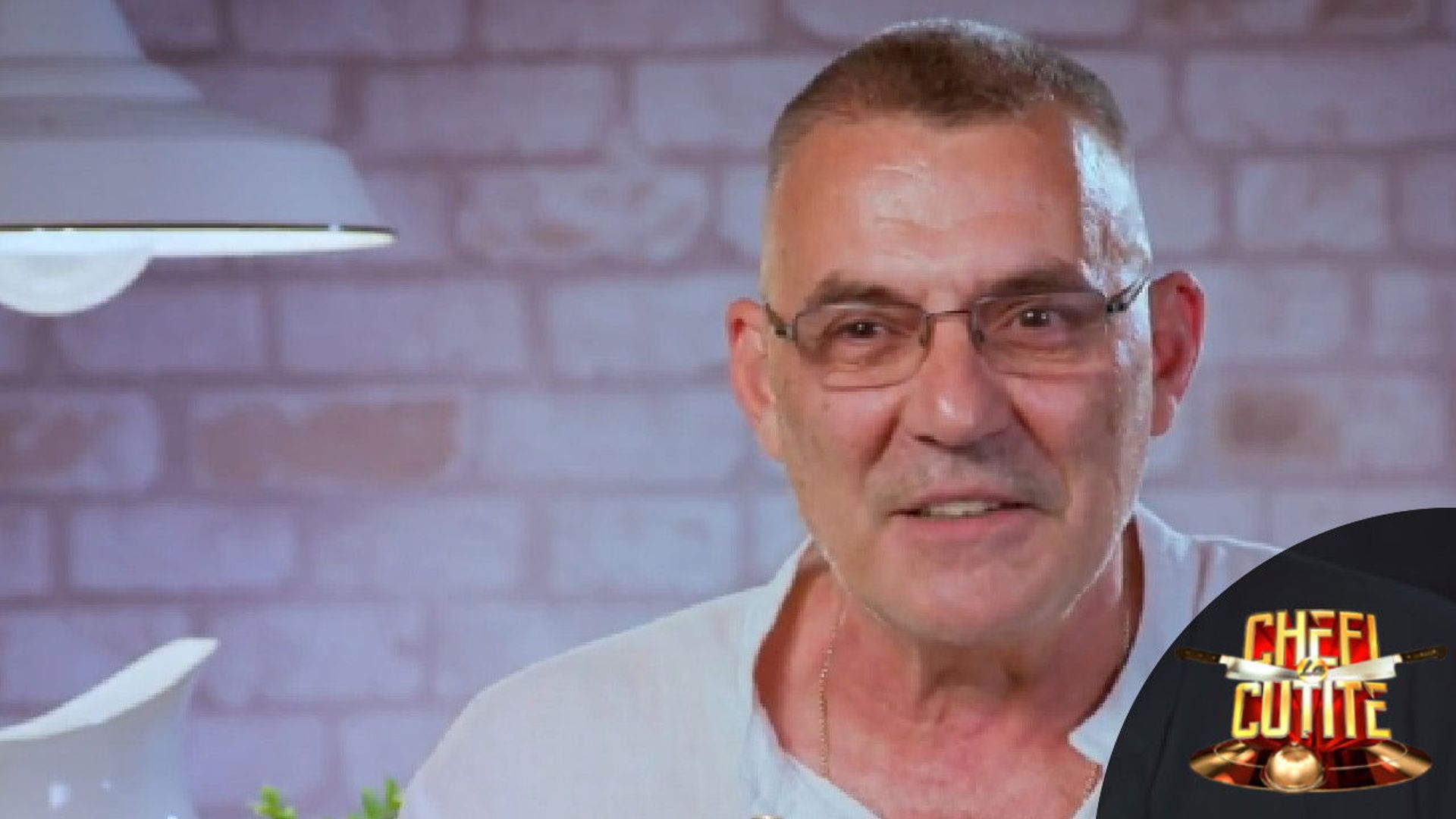 Chefi la Cutite background