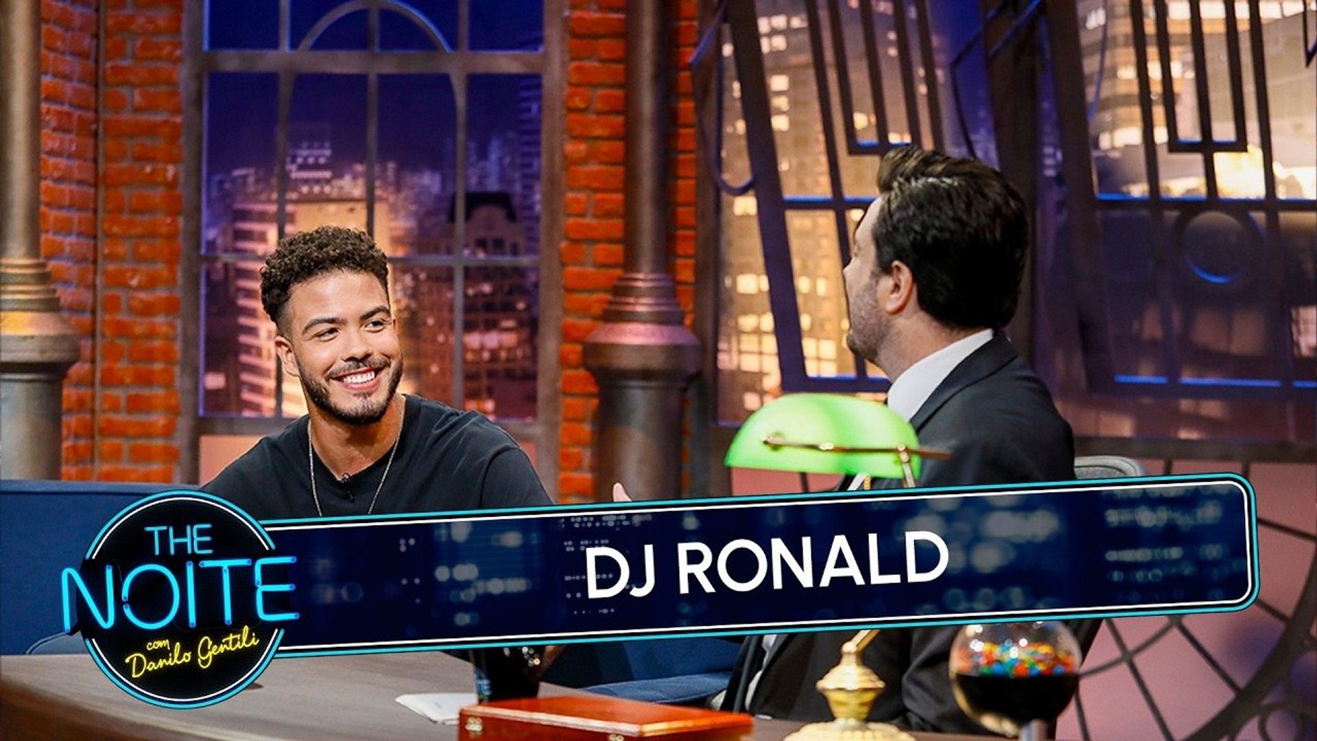 The Noite com Danilo Gentili background