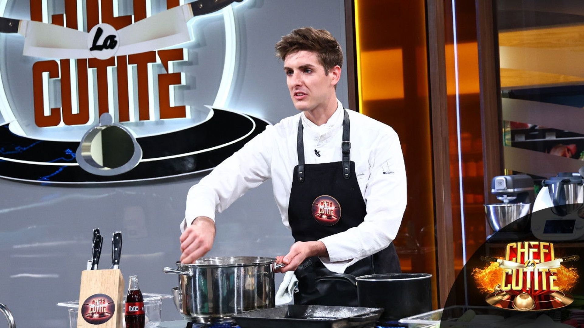 Chefi la Cutite background