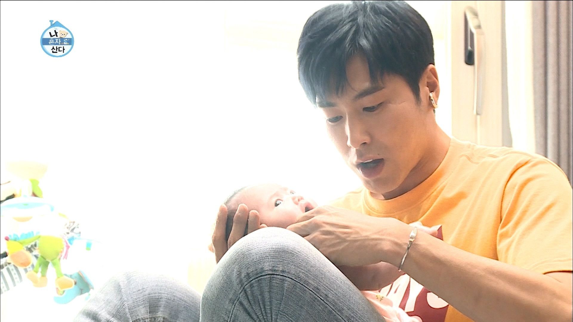 I Live Alone background