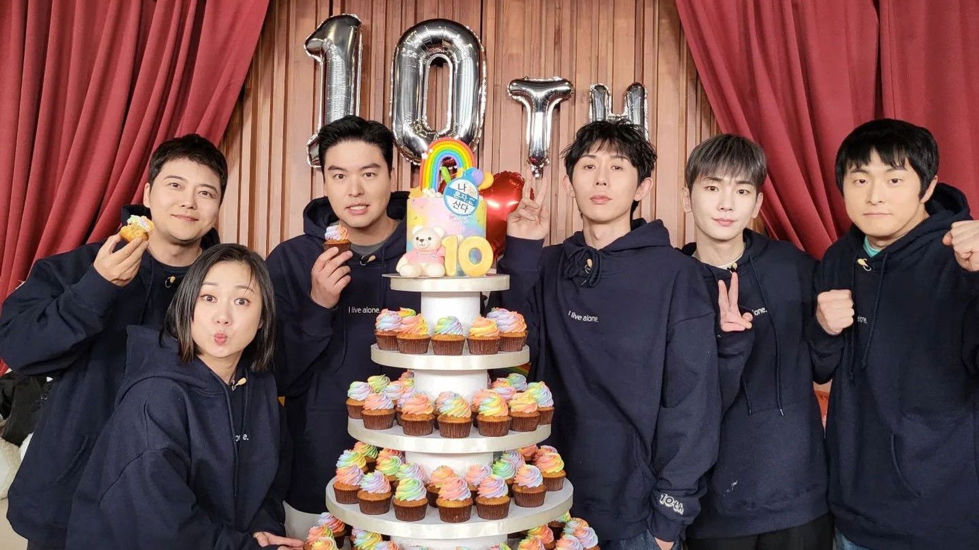 I Live Alone background