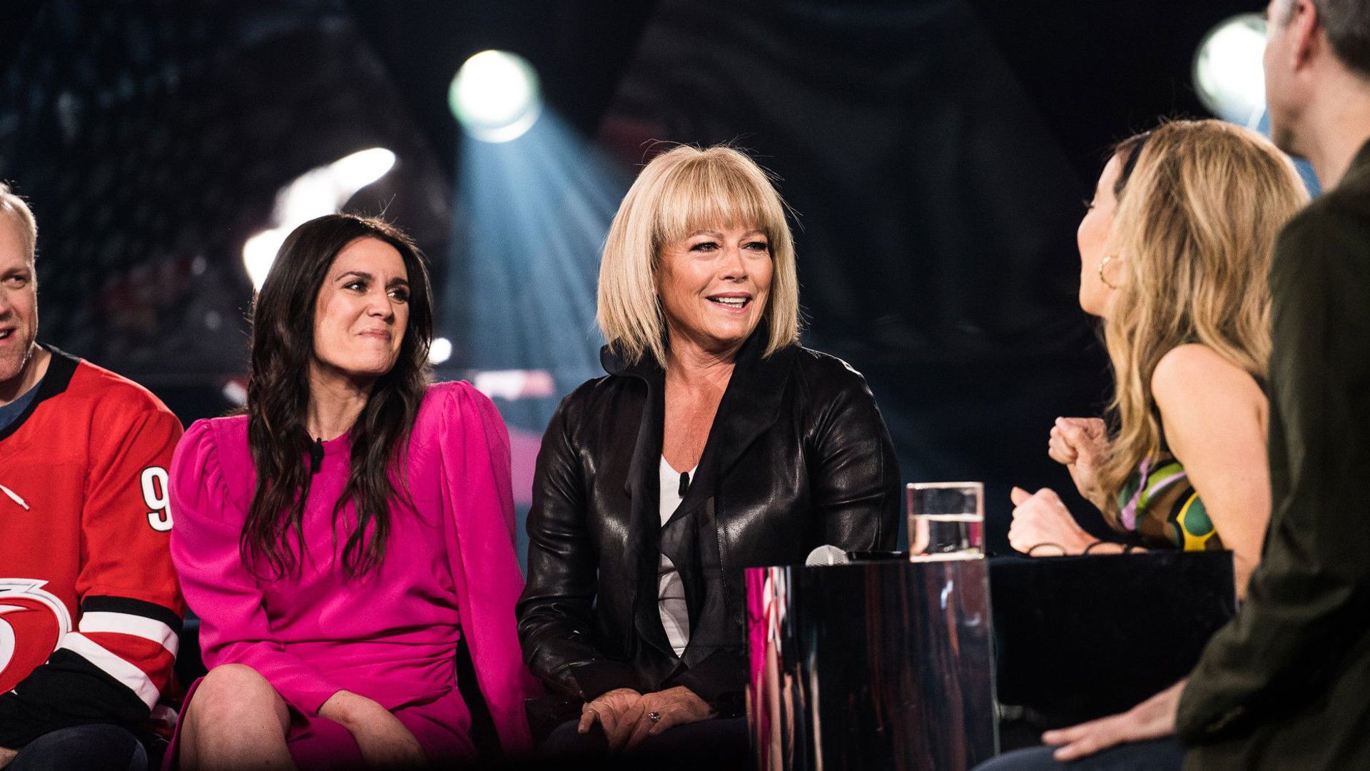 La Semaine des 4 Julie background