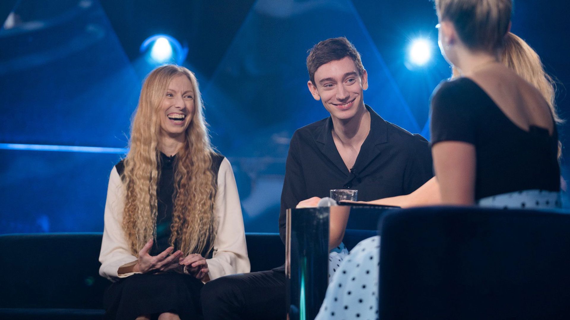 La Semaine des 4 Julie background