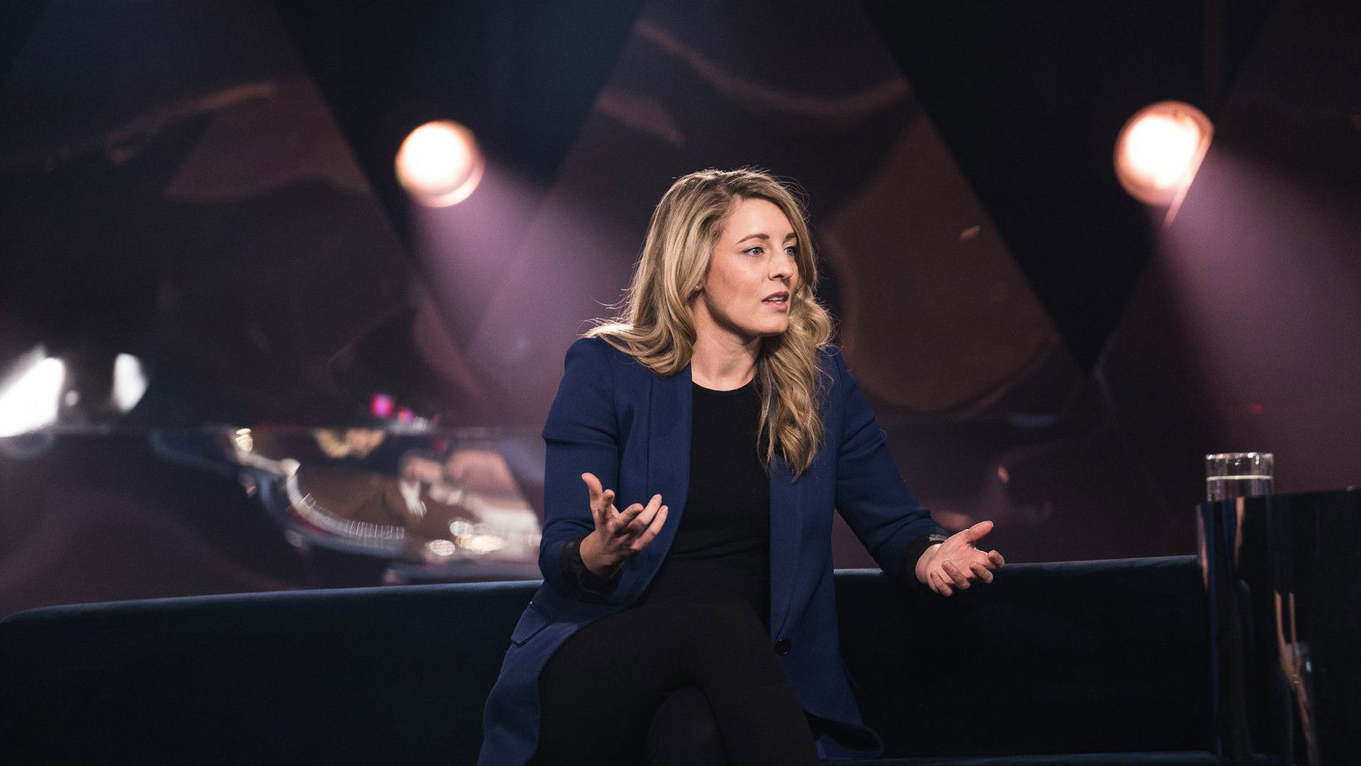 La Semaine des 4 Julie background