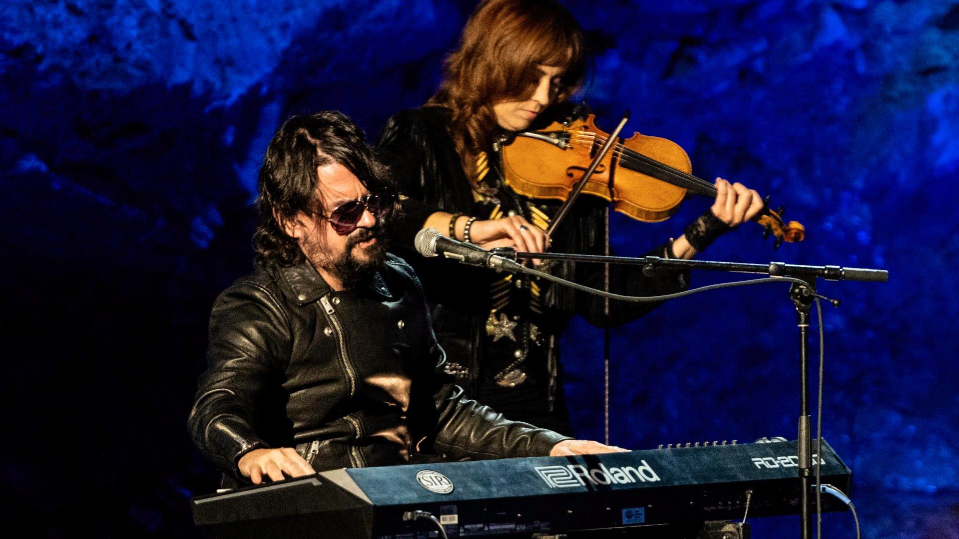 The Caverns Sessions background