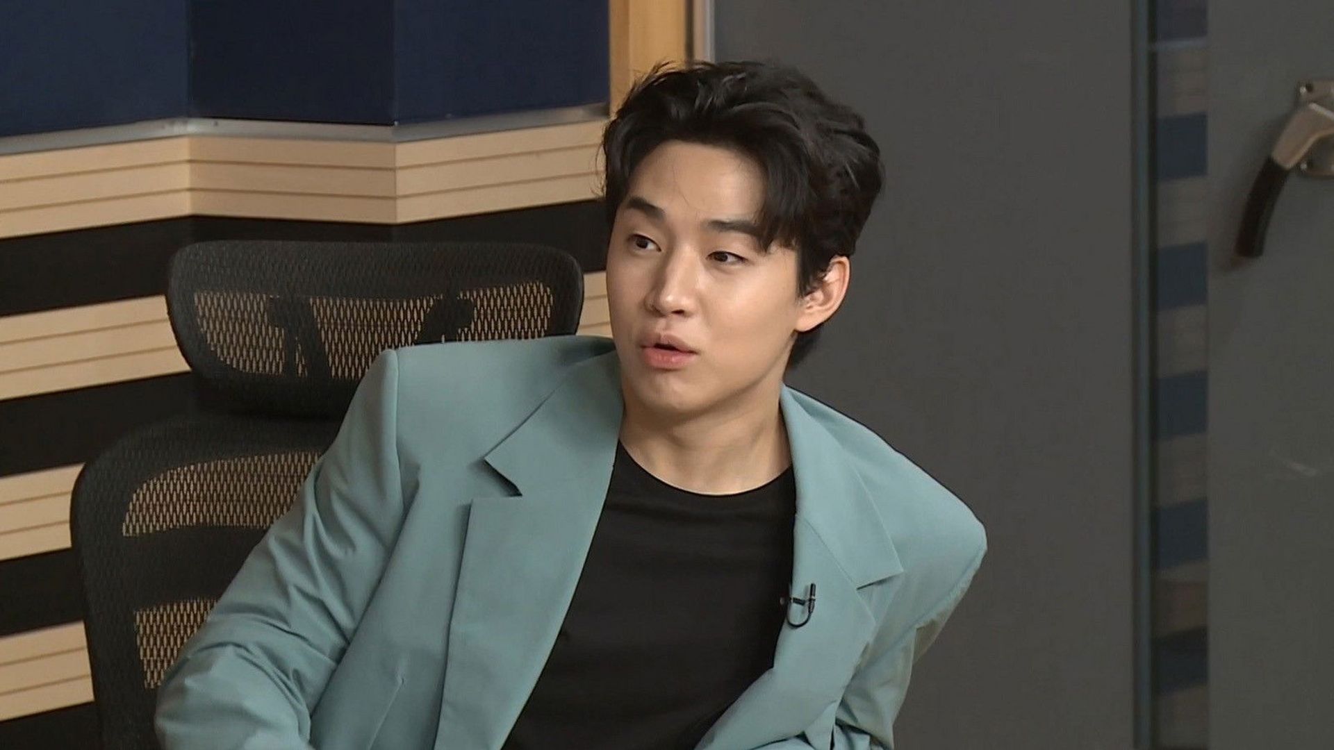 I Live Alone background