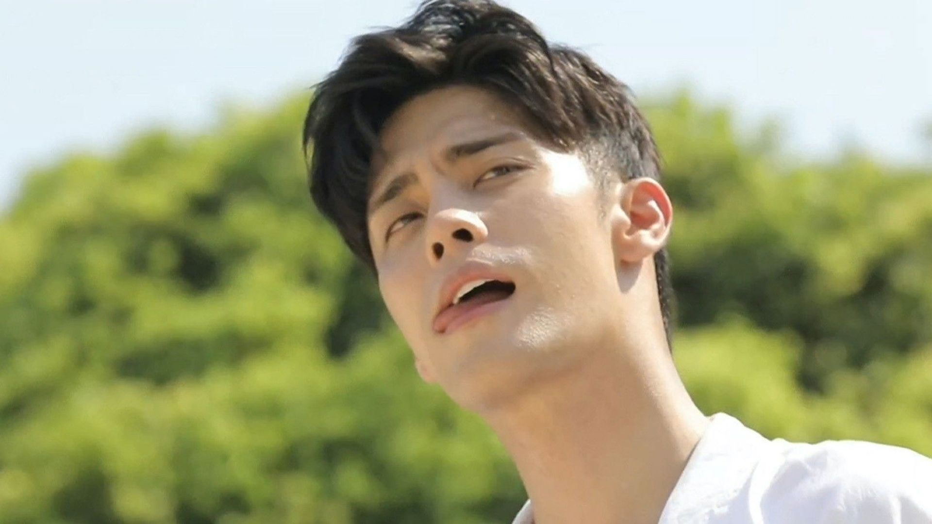 I Live Alone background