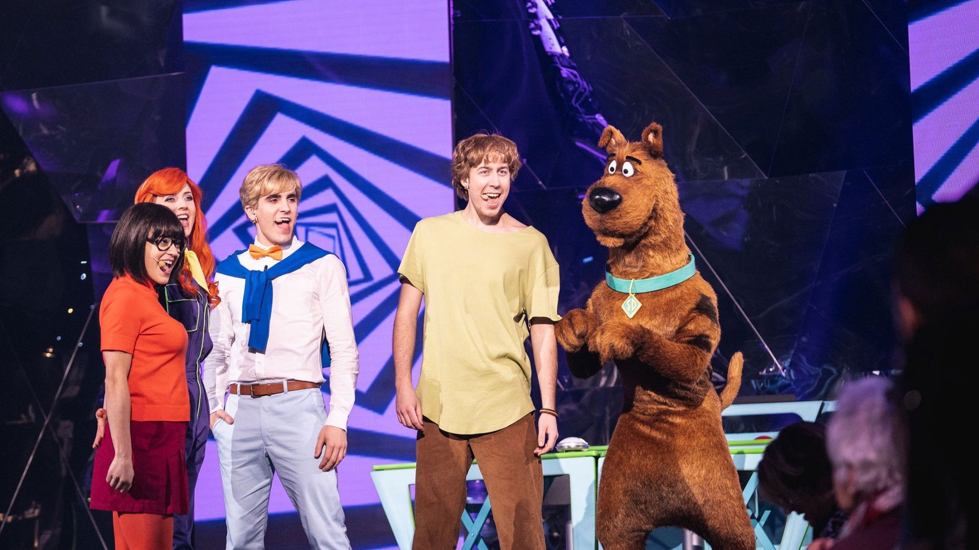 La Semaine des 4 Julie background