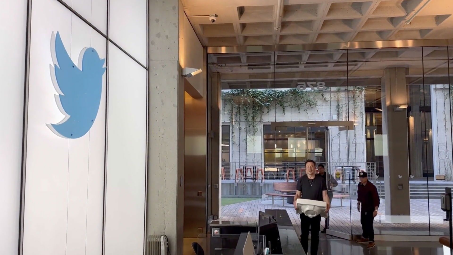 Twitter: Breaking the Bird background