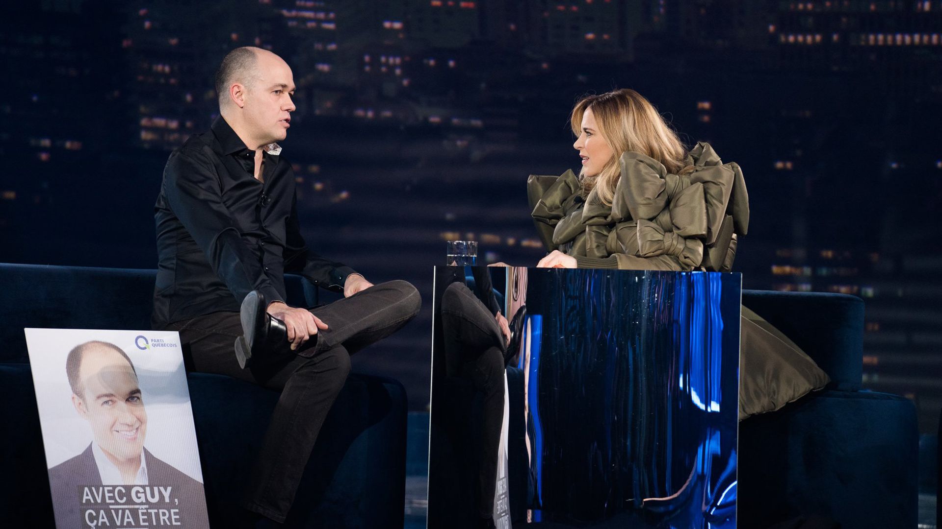 La Semaine des 4 Julie background