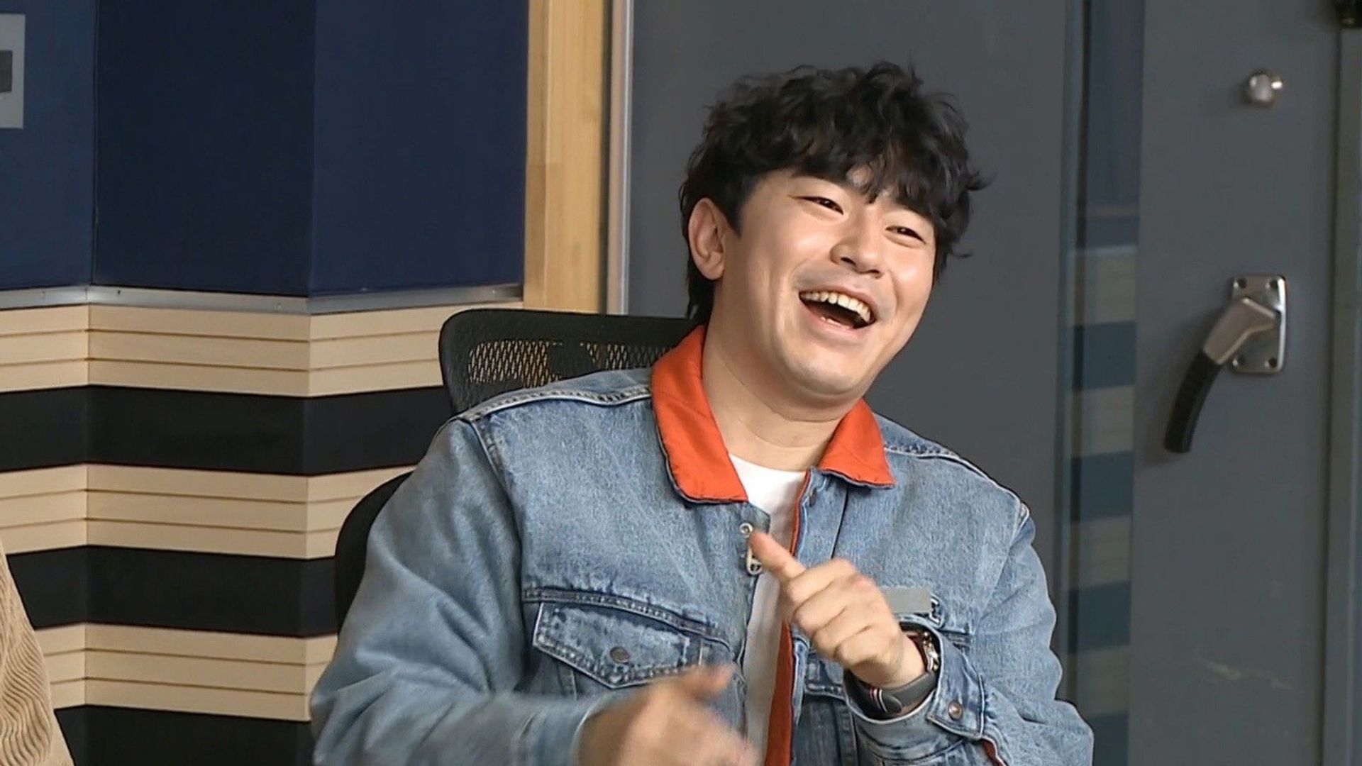 I Live Alone background