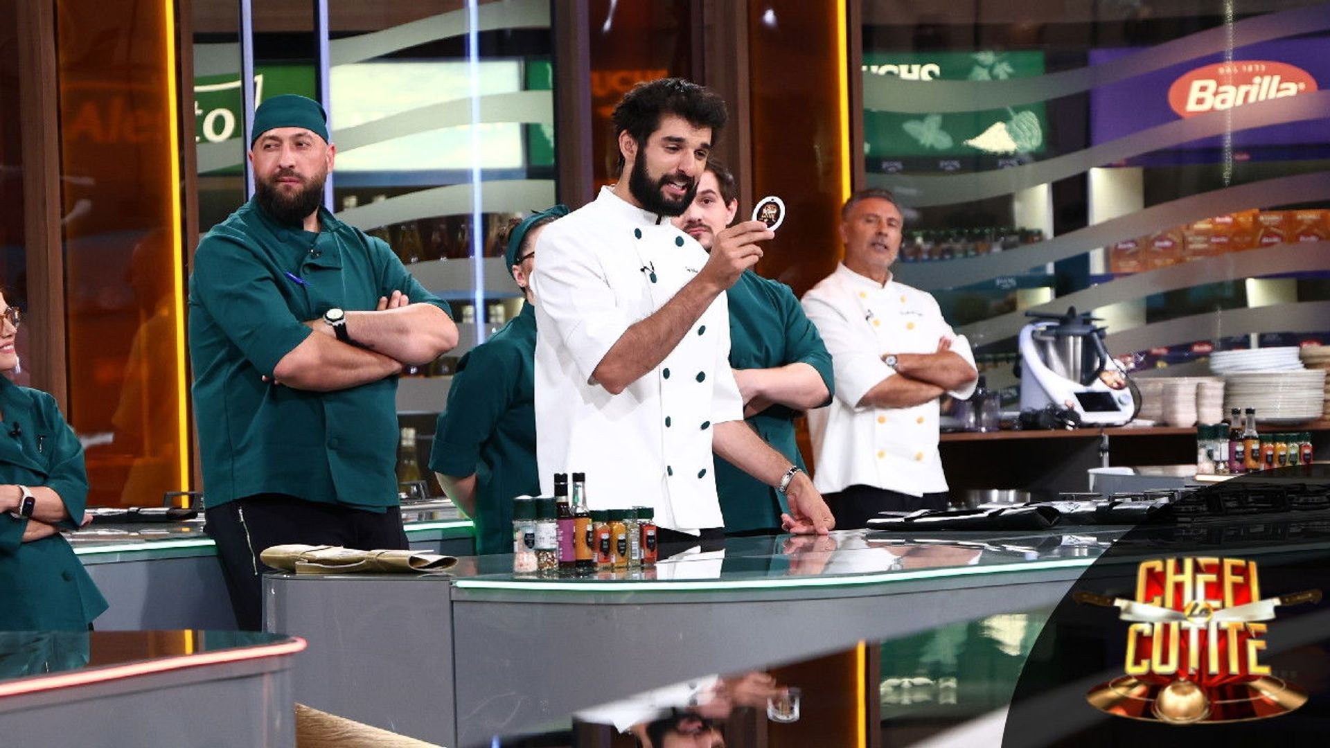 Chefi la Cutite background