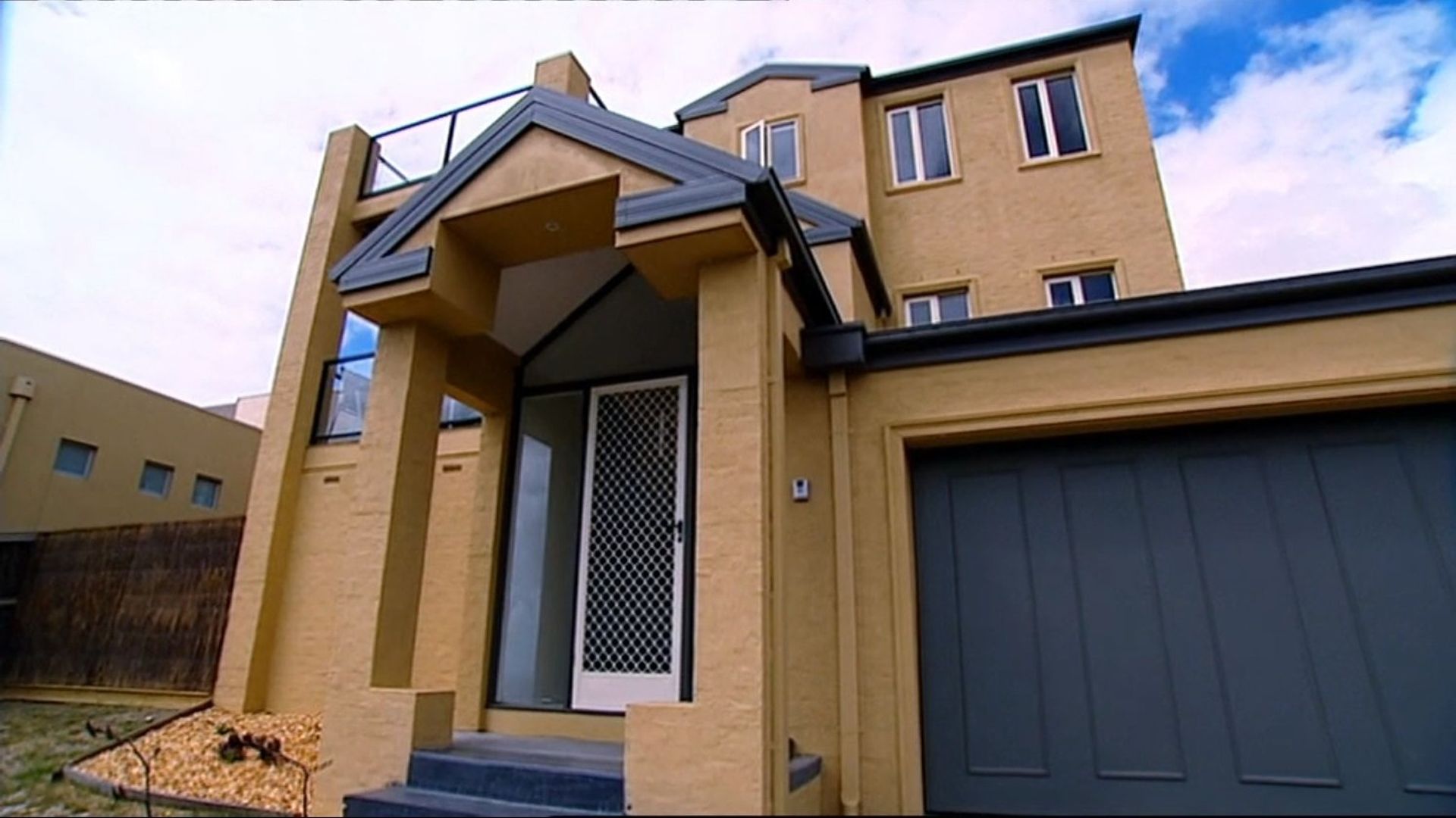 Selling Houses Australia background