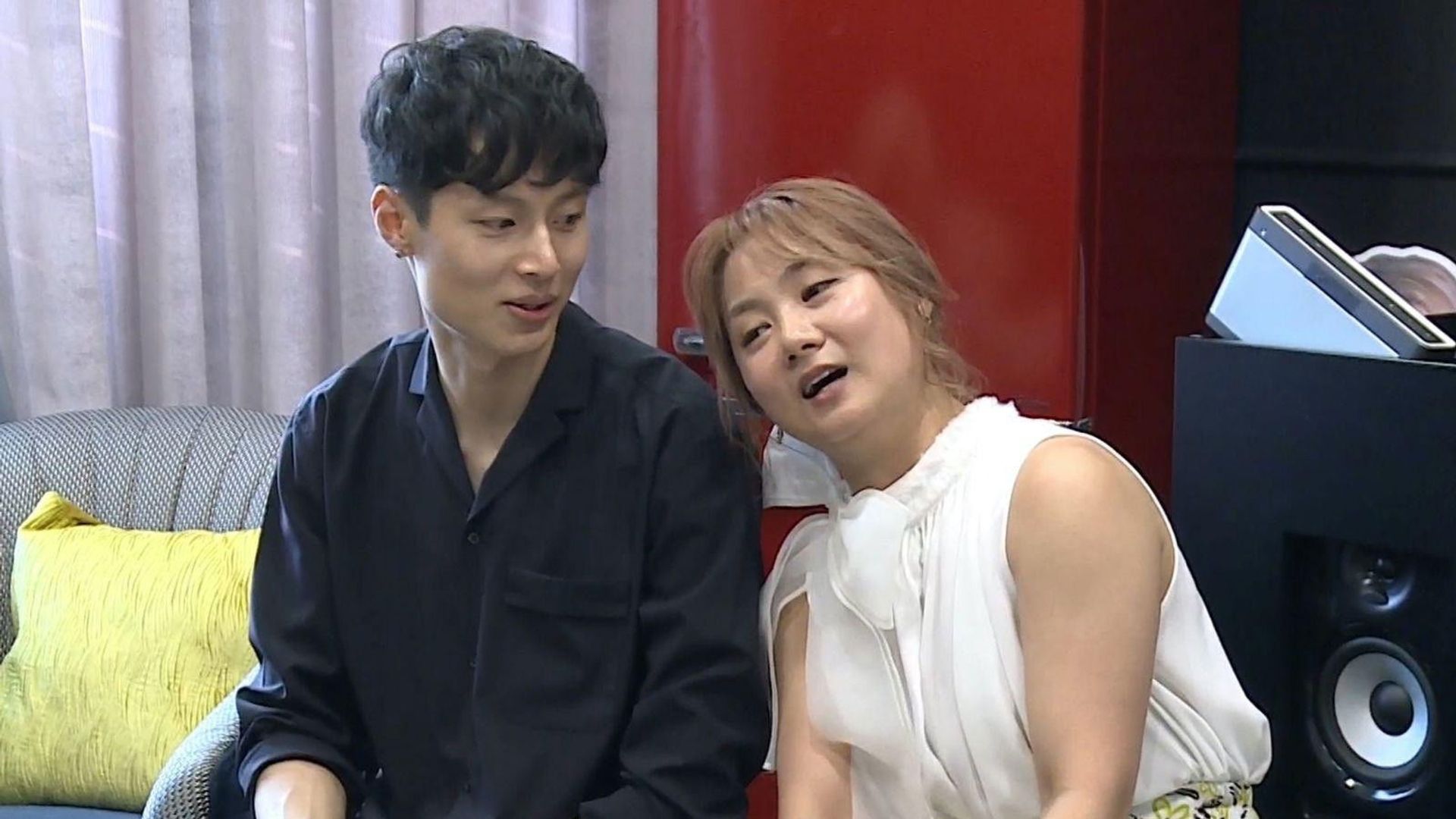 I Live Alone background