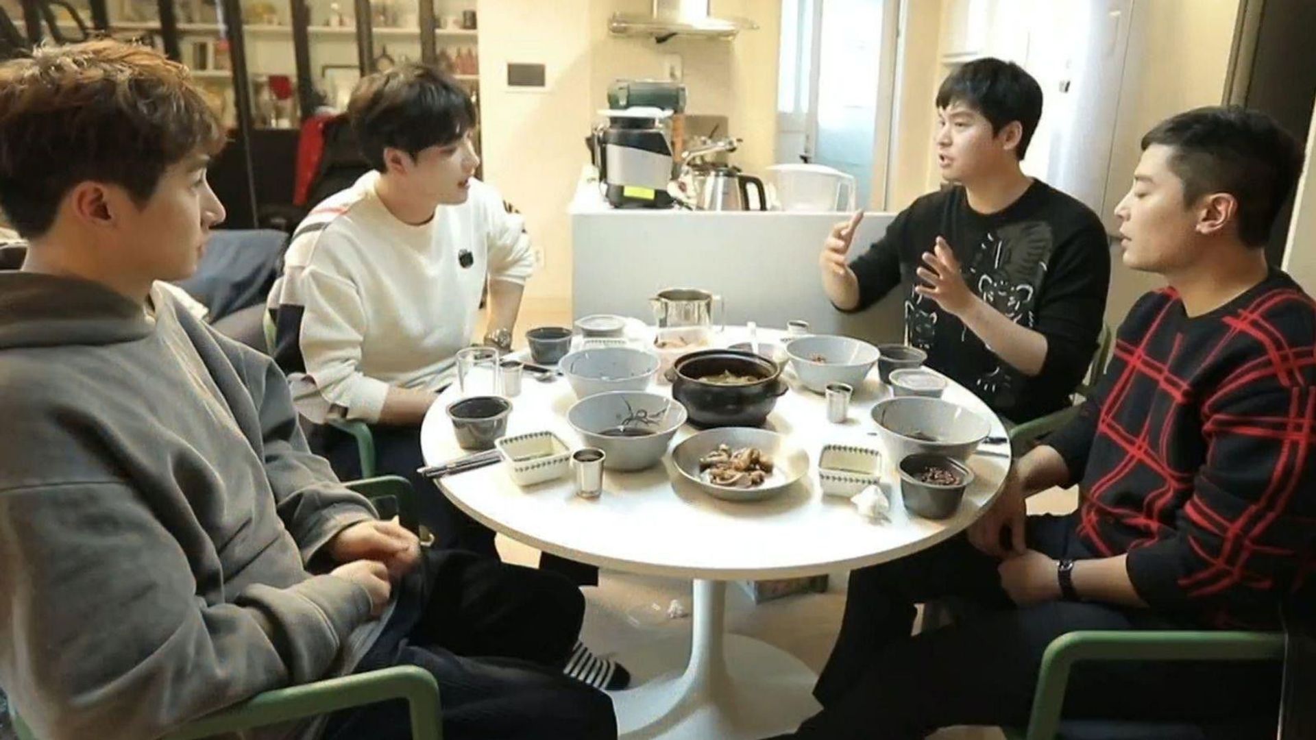 I Live Alone background