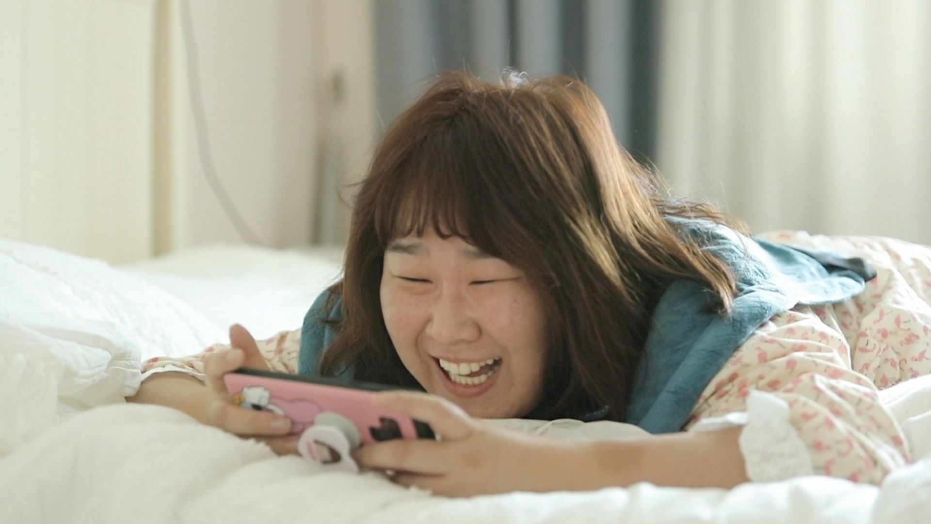 I Live Alone background