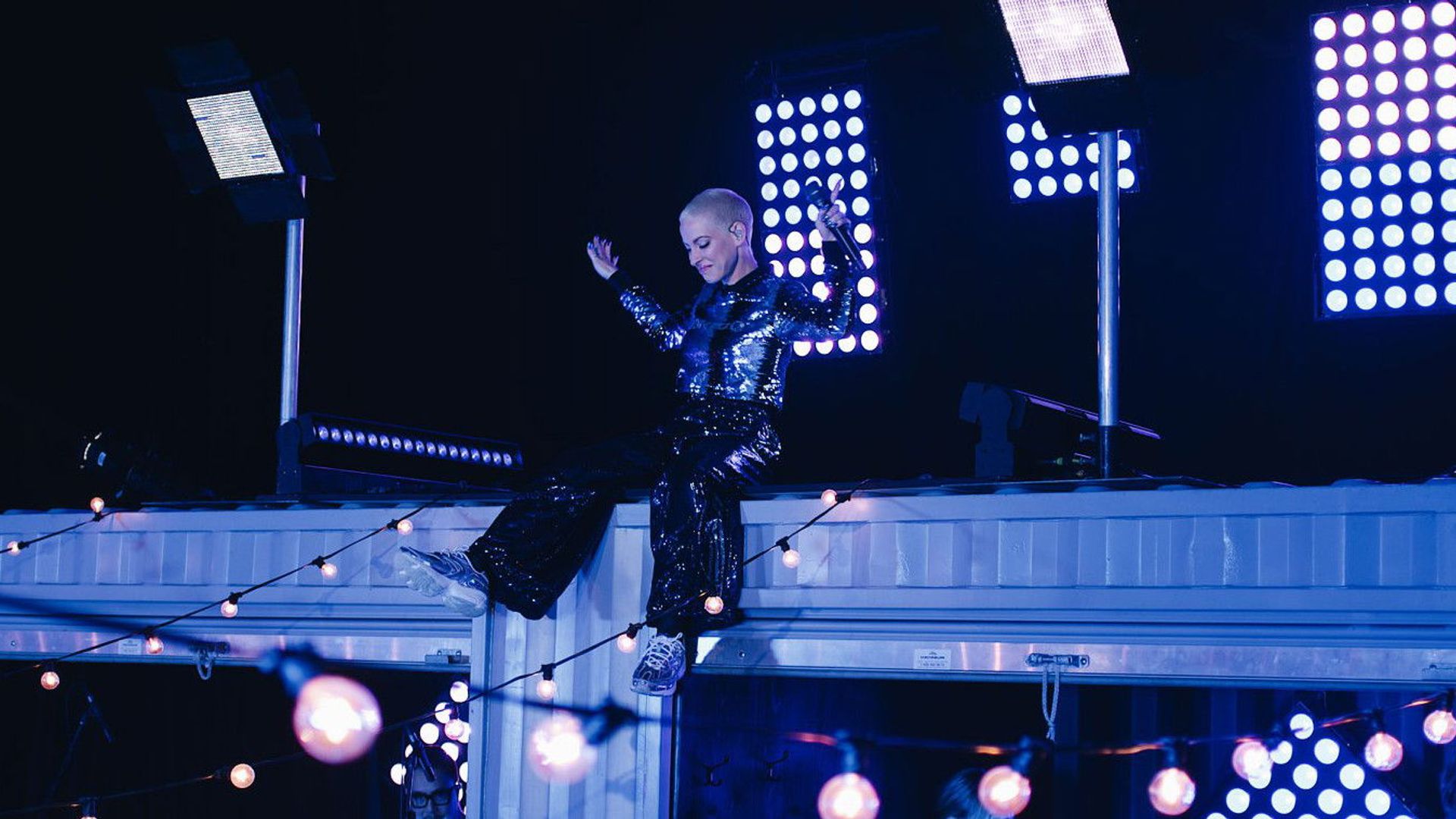 La Semaine des 4 Julie background