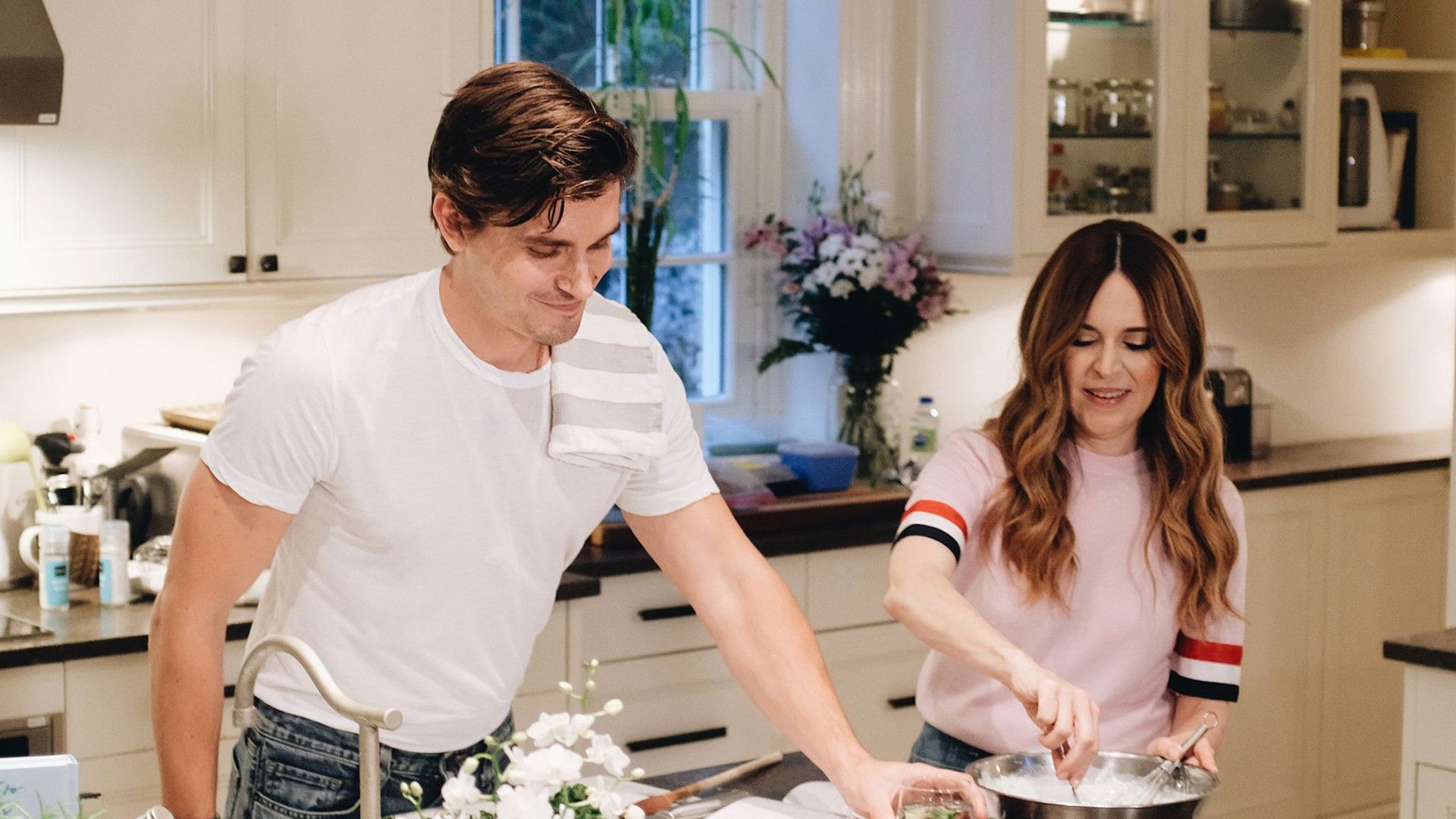 La Semaine des 4 Julie background