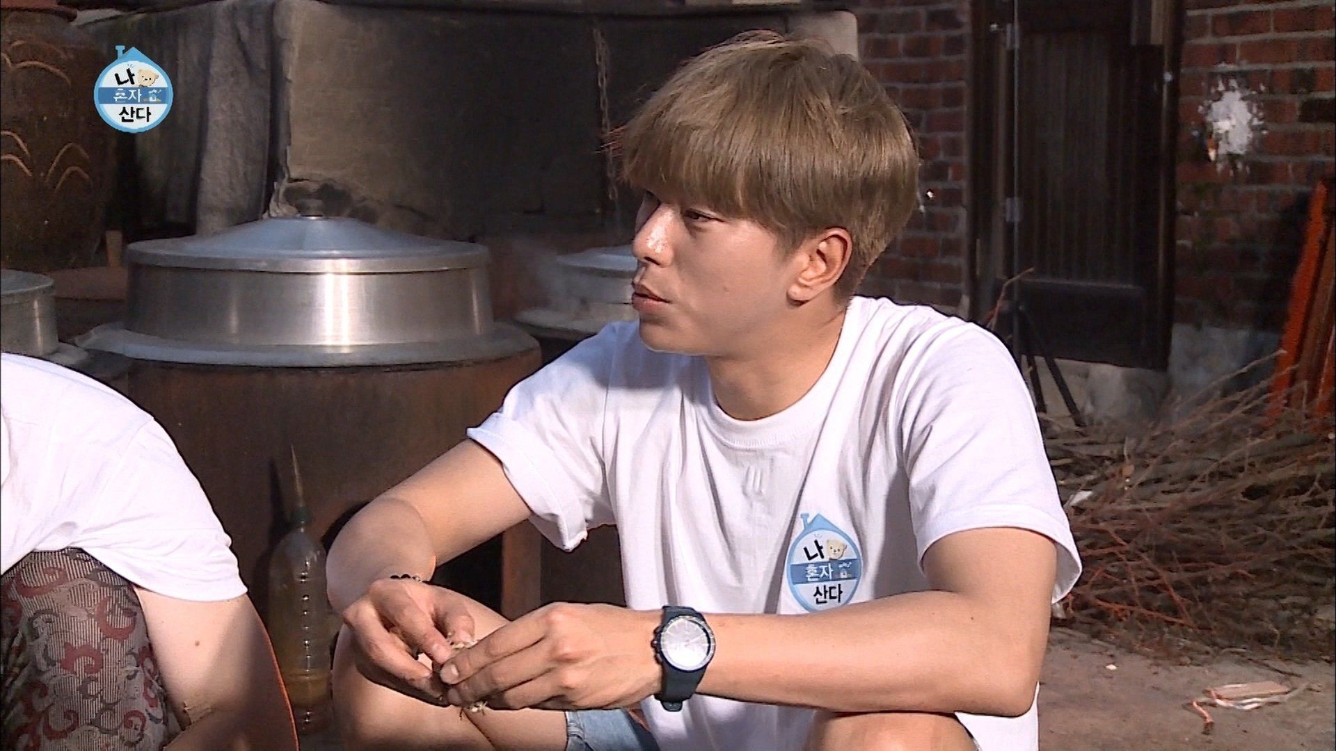 I Live Alone background