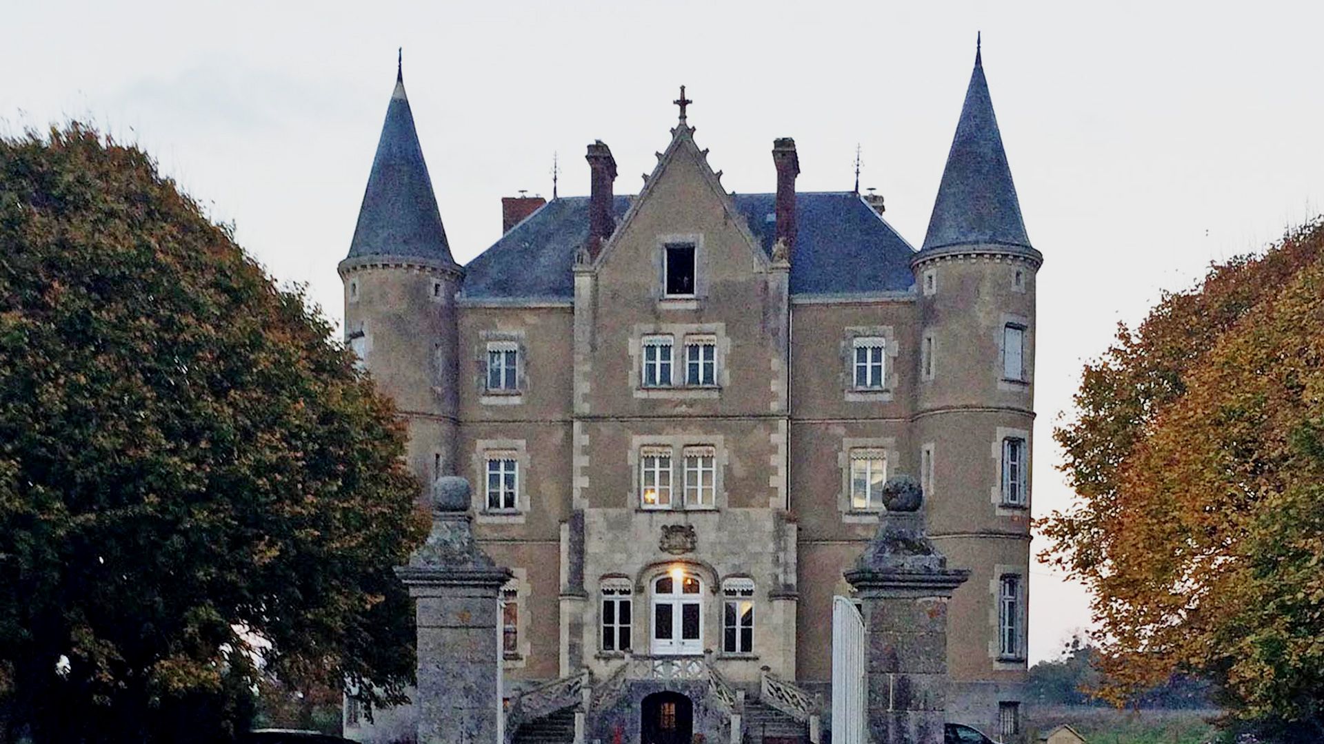 Escape to the Chateau background