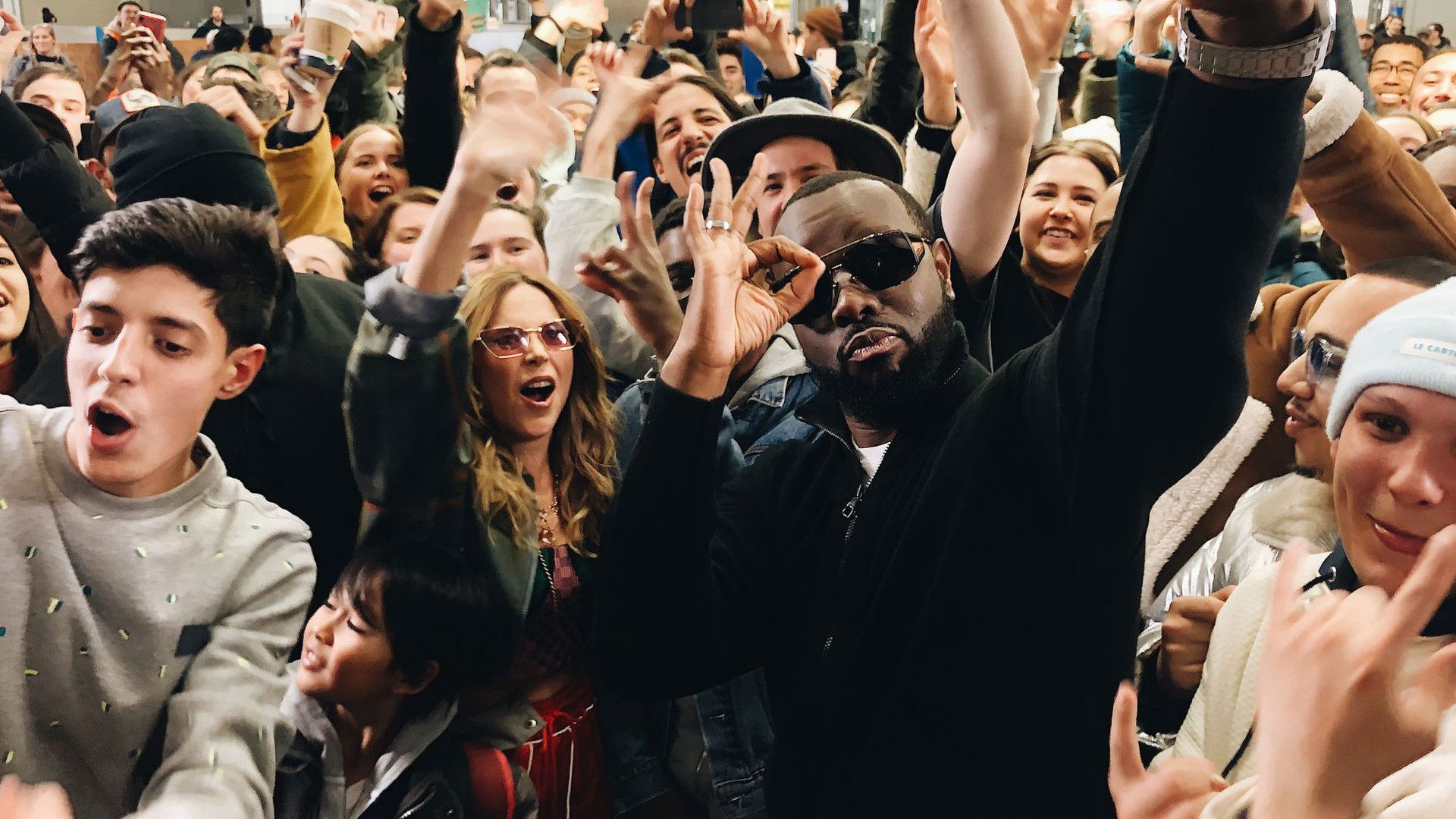 La Semaine des 4 Julie background