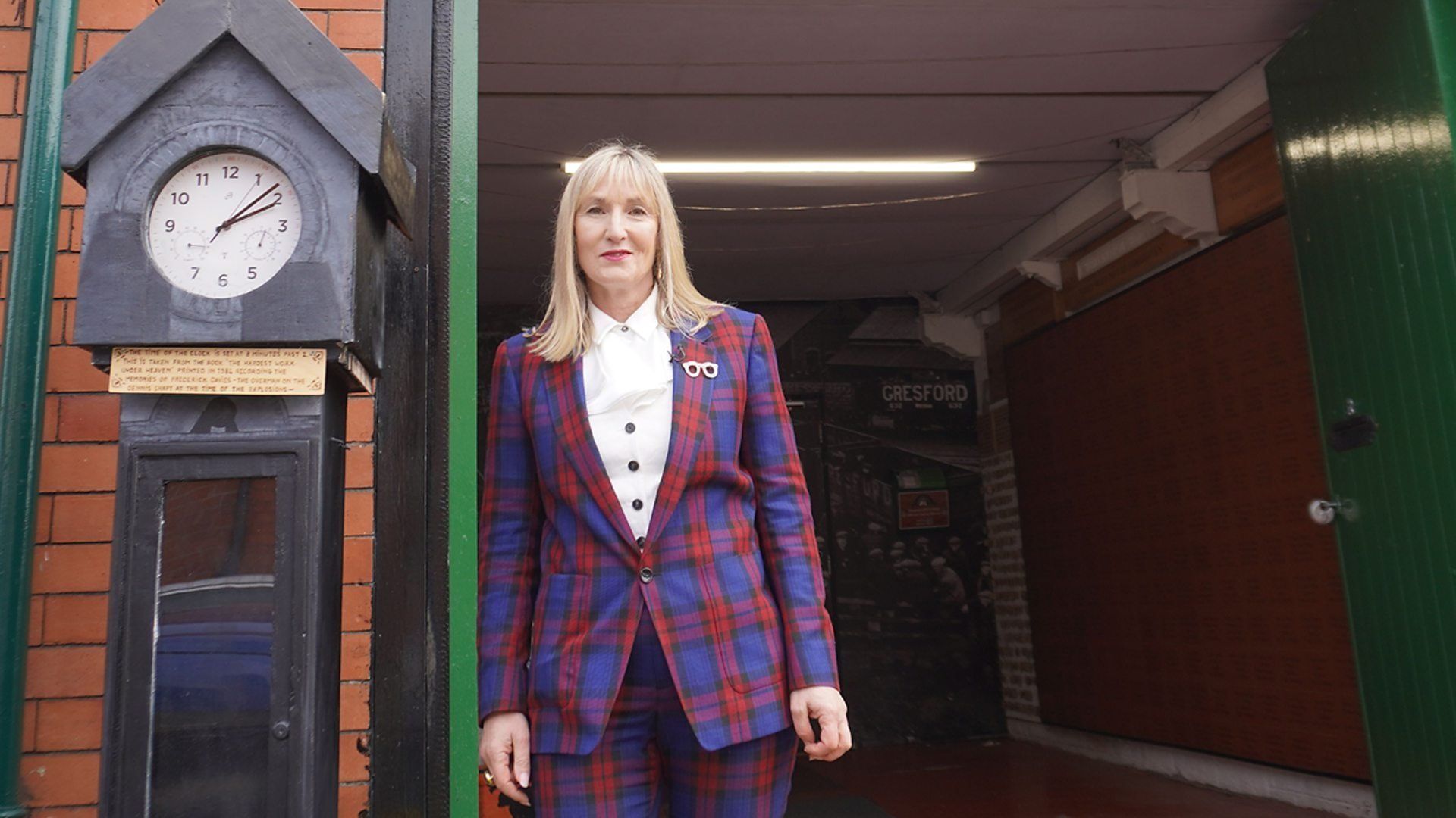Bargain Hunt background